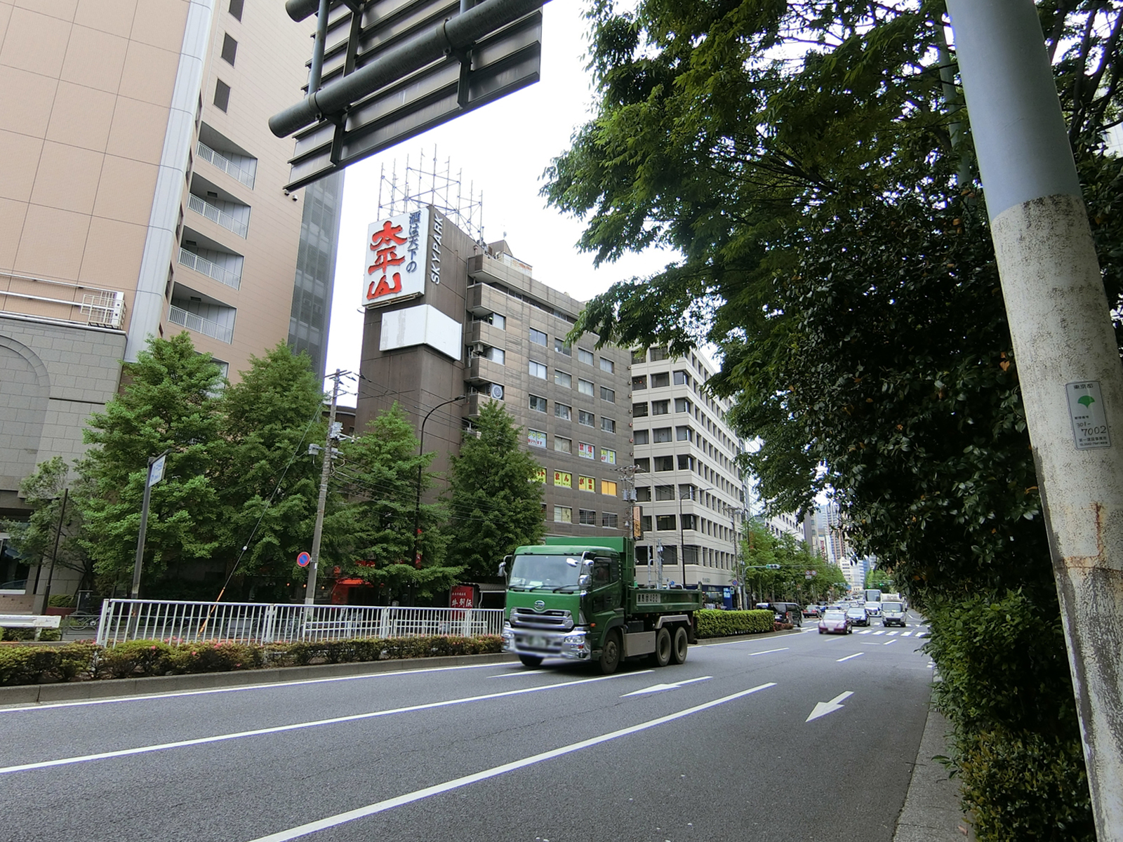 TDCビル前面の白山通り