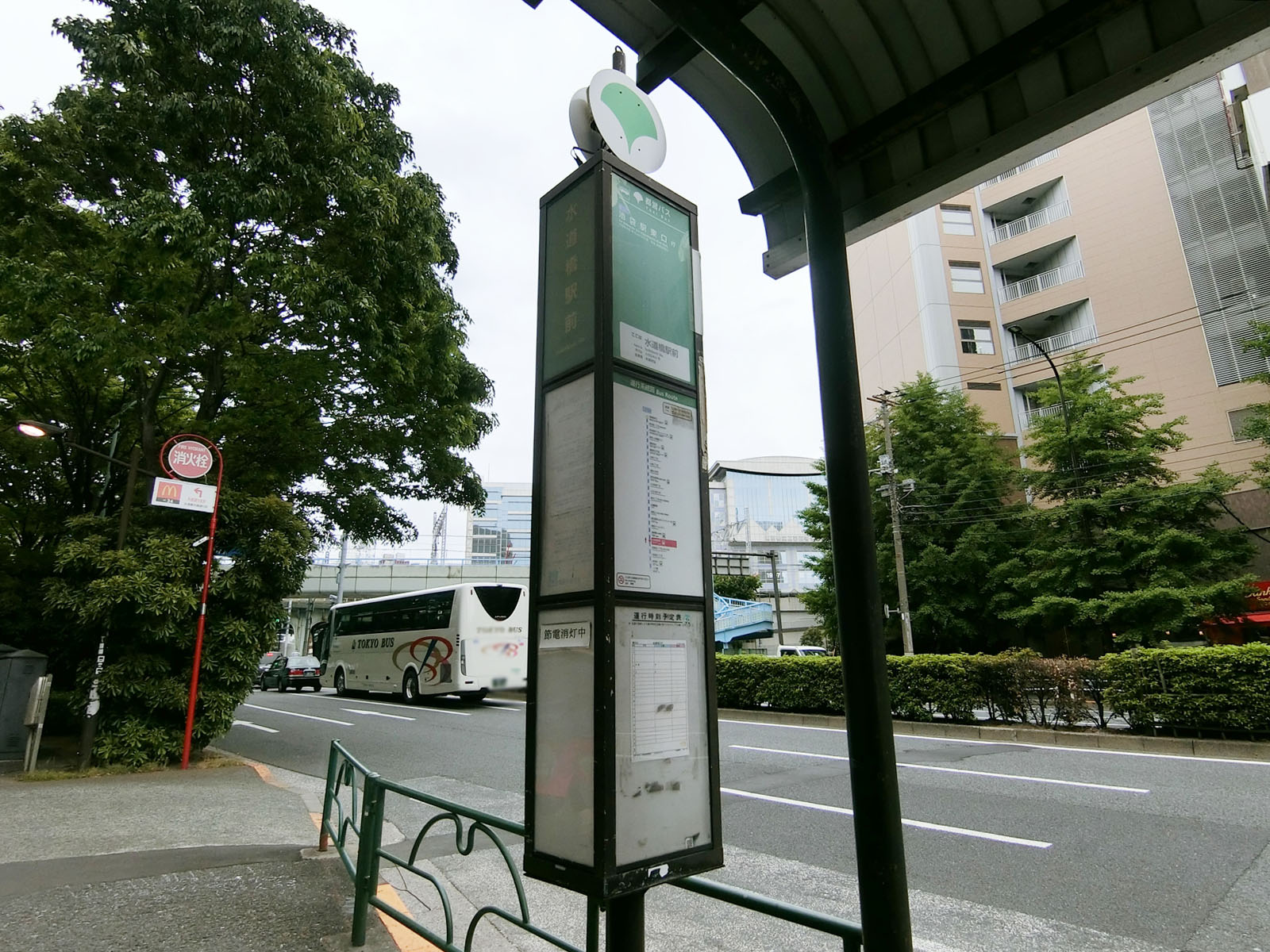 ビル前のバス停