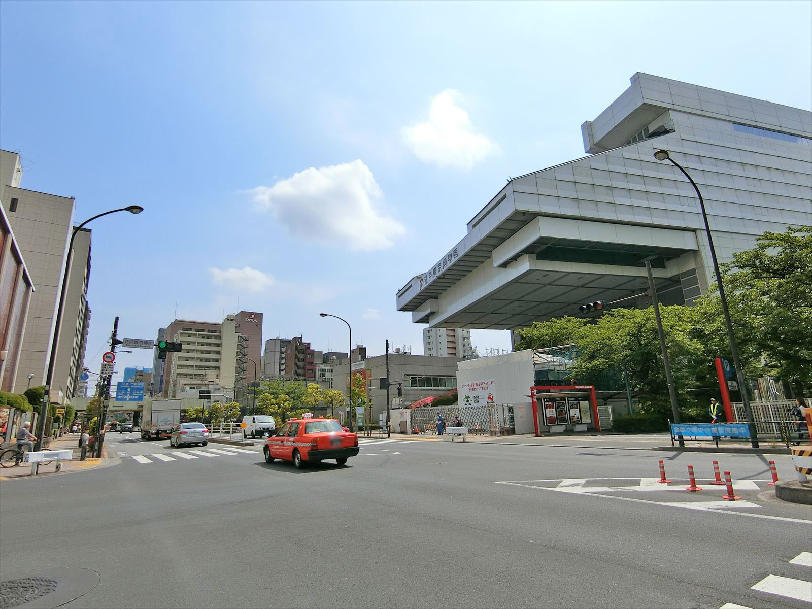 清澄通り沿いに立地