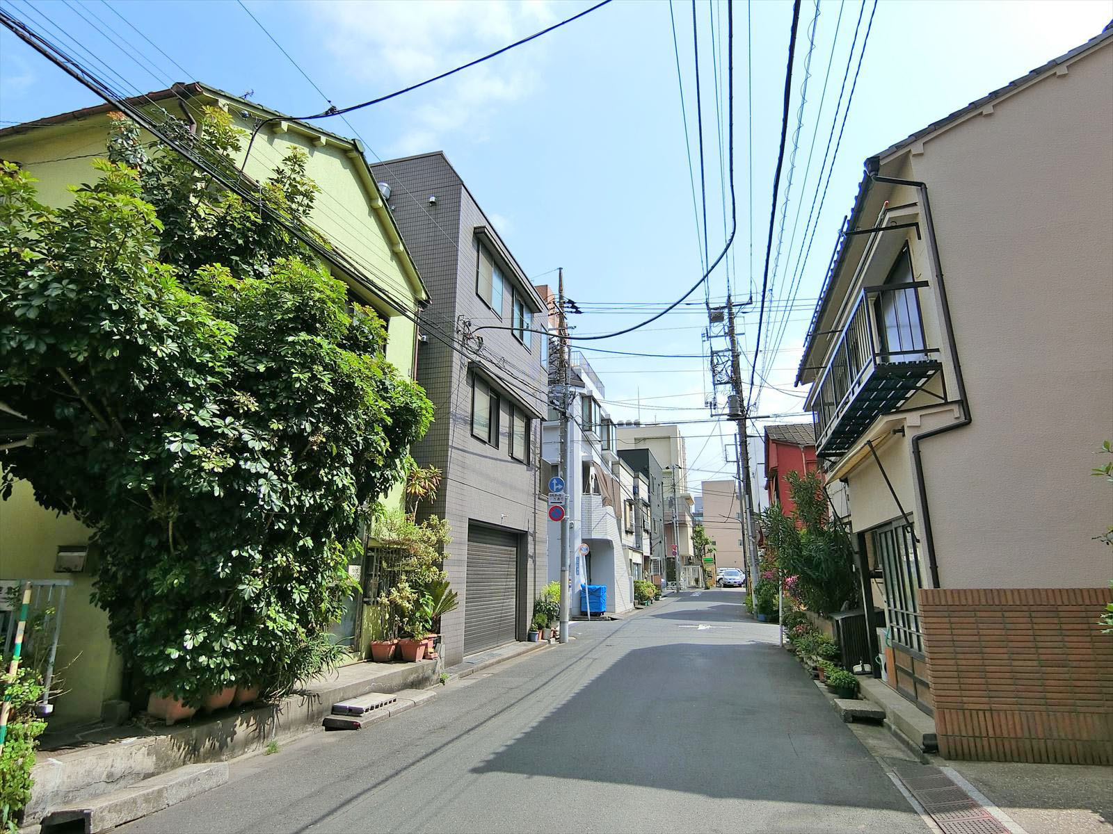 周辺は住宅街