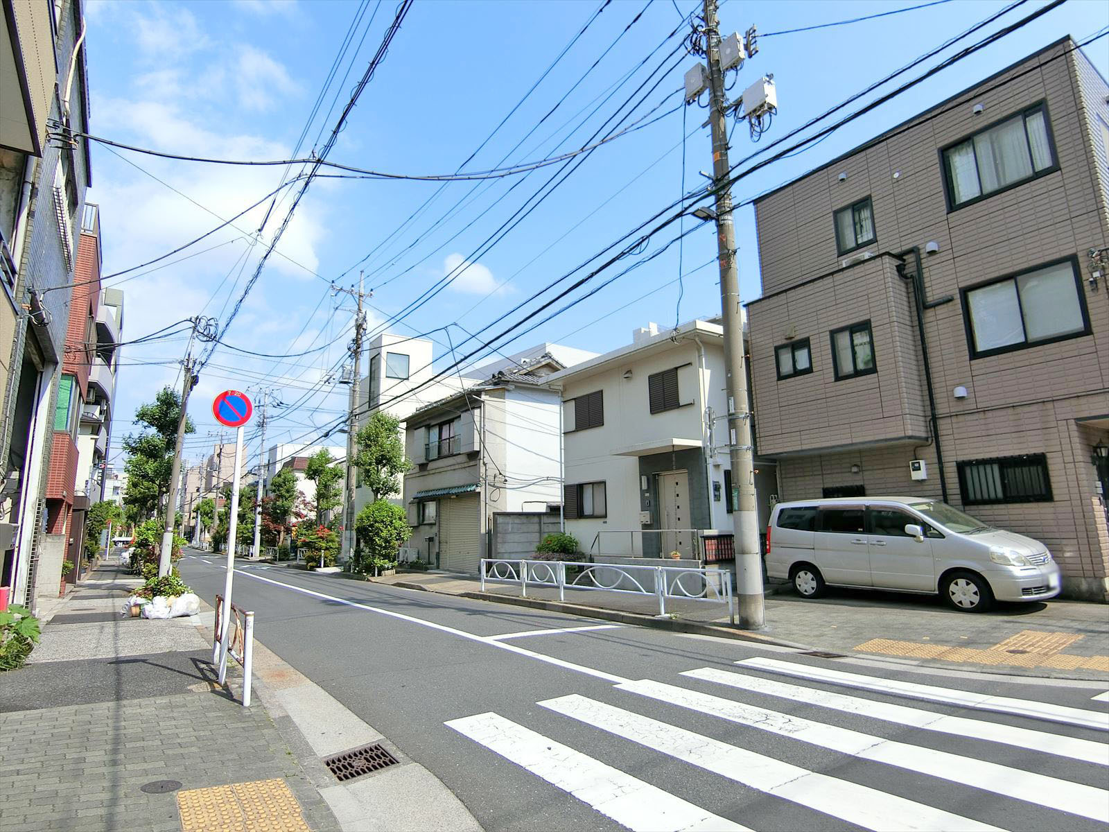 周辺は住宅街