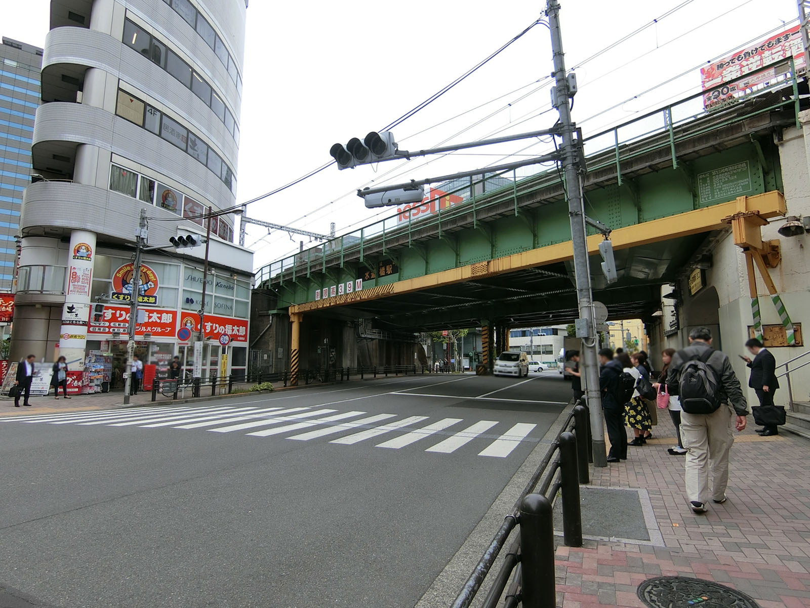 勝又ビル前面の水道橋西通り