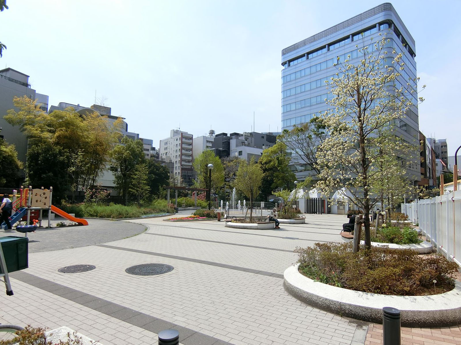 裏にある新宿区立新宿公園