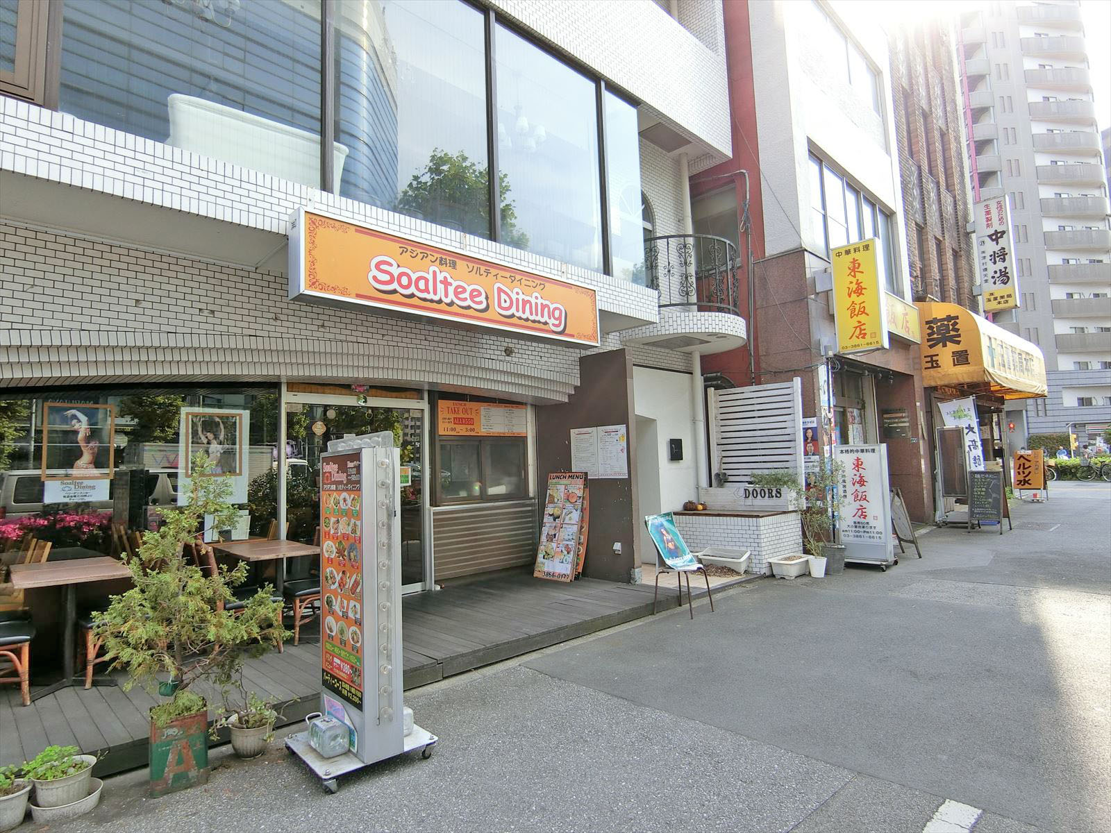付近には飲食店が充実