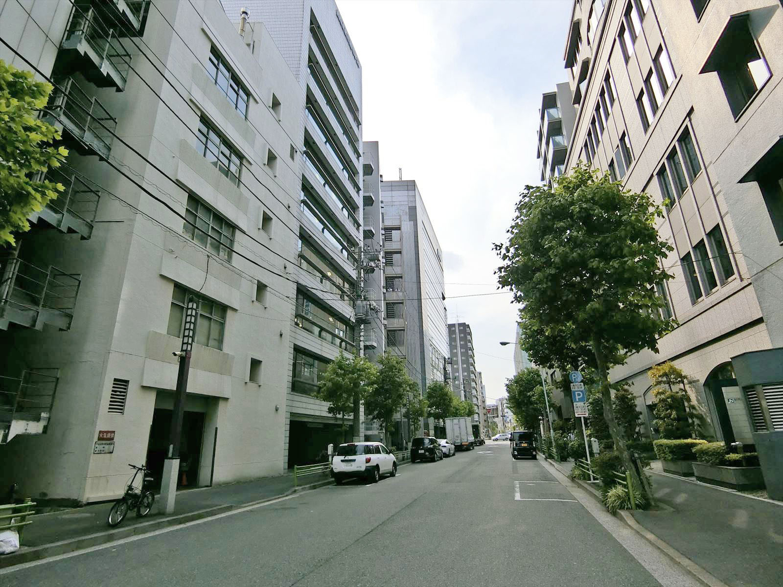 周辺はオフィス街