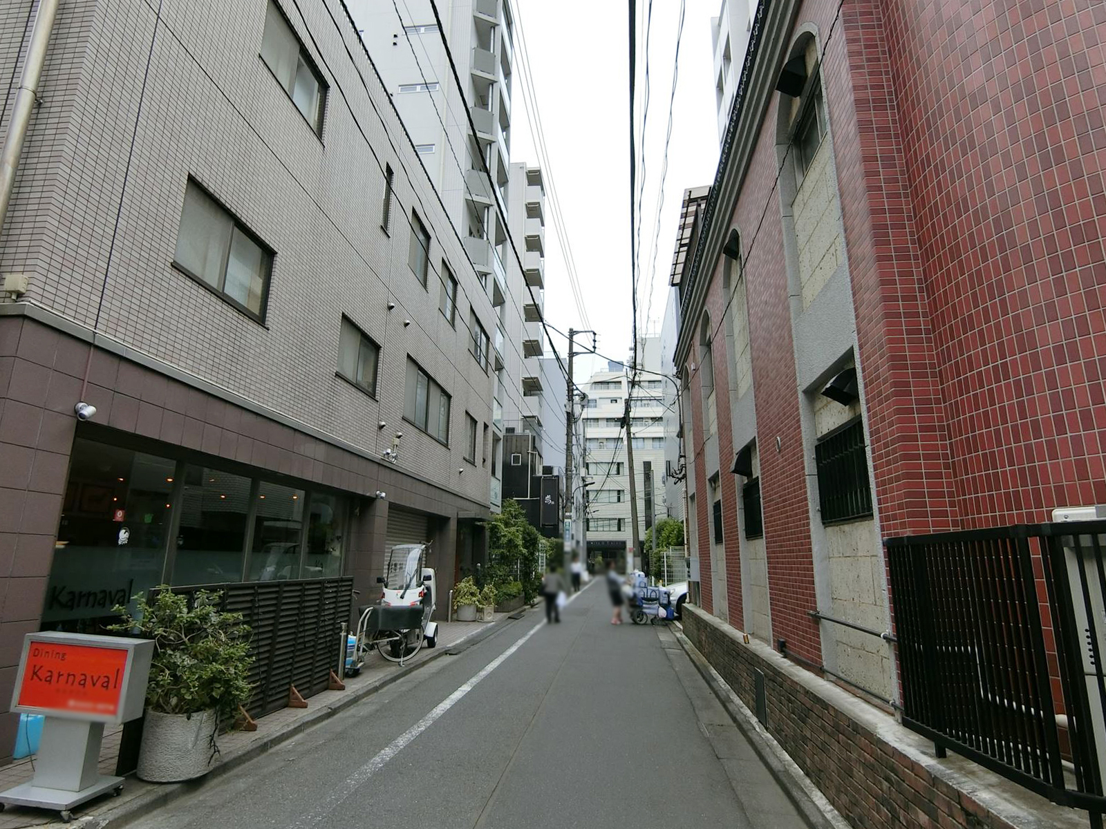 奥山ビル前面の通り