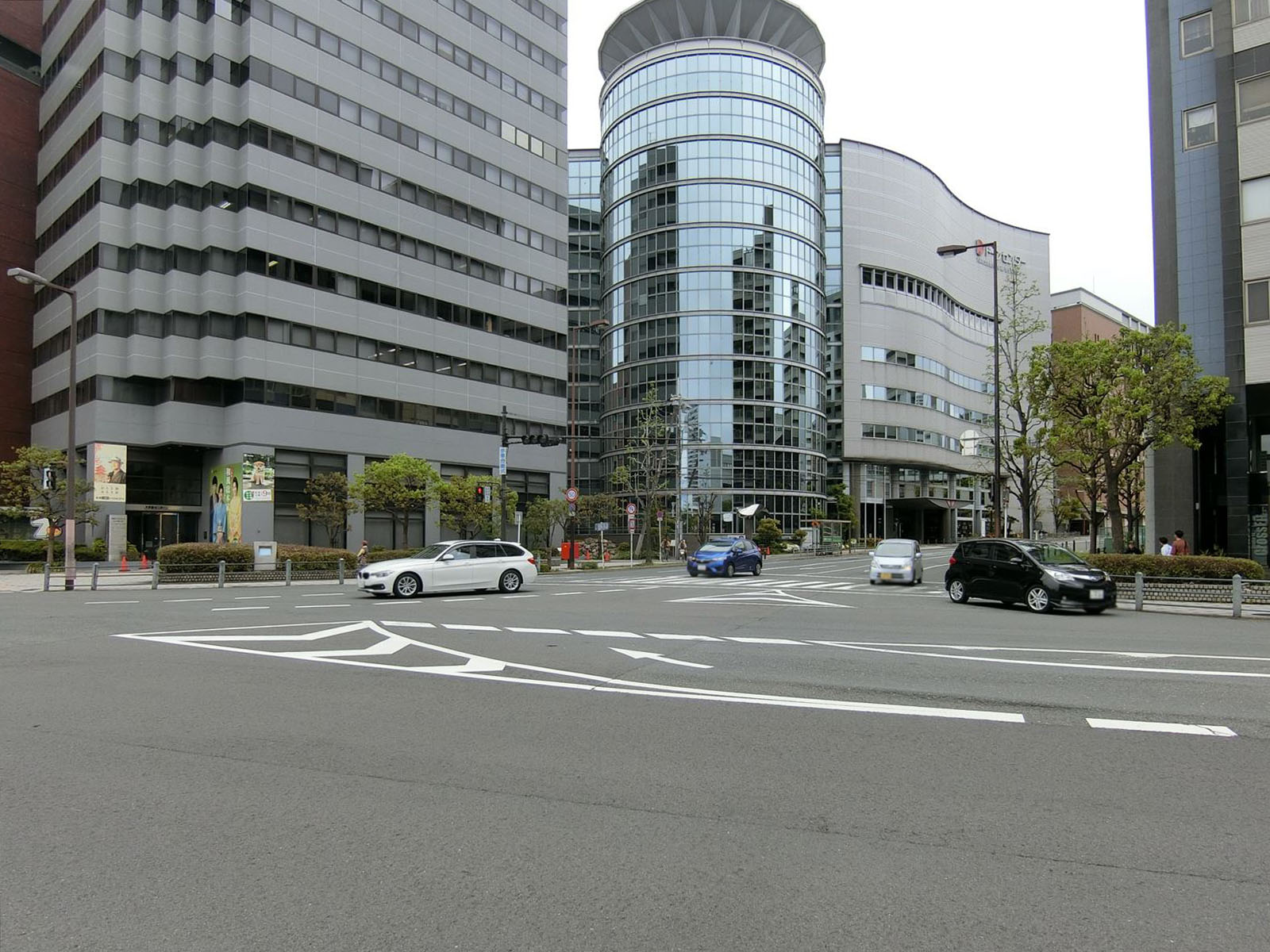 大手前センタービルディング前面の士佐堀通り
