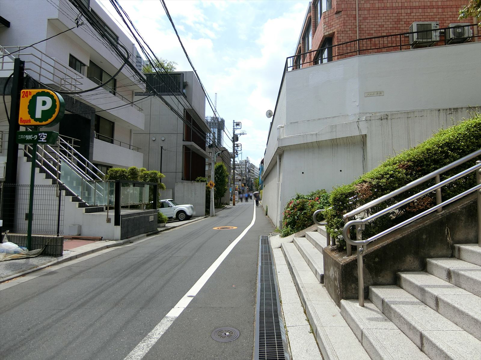 マスターズ赤坂前面の通り