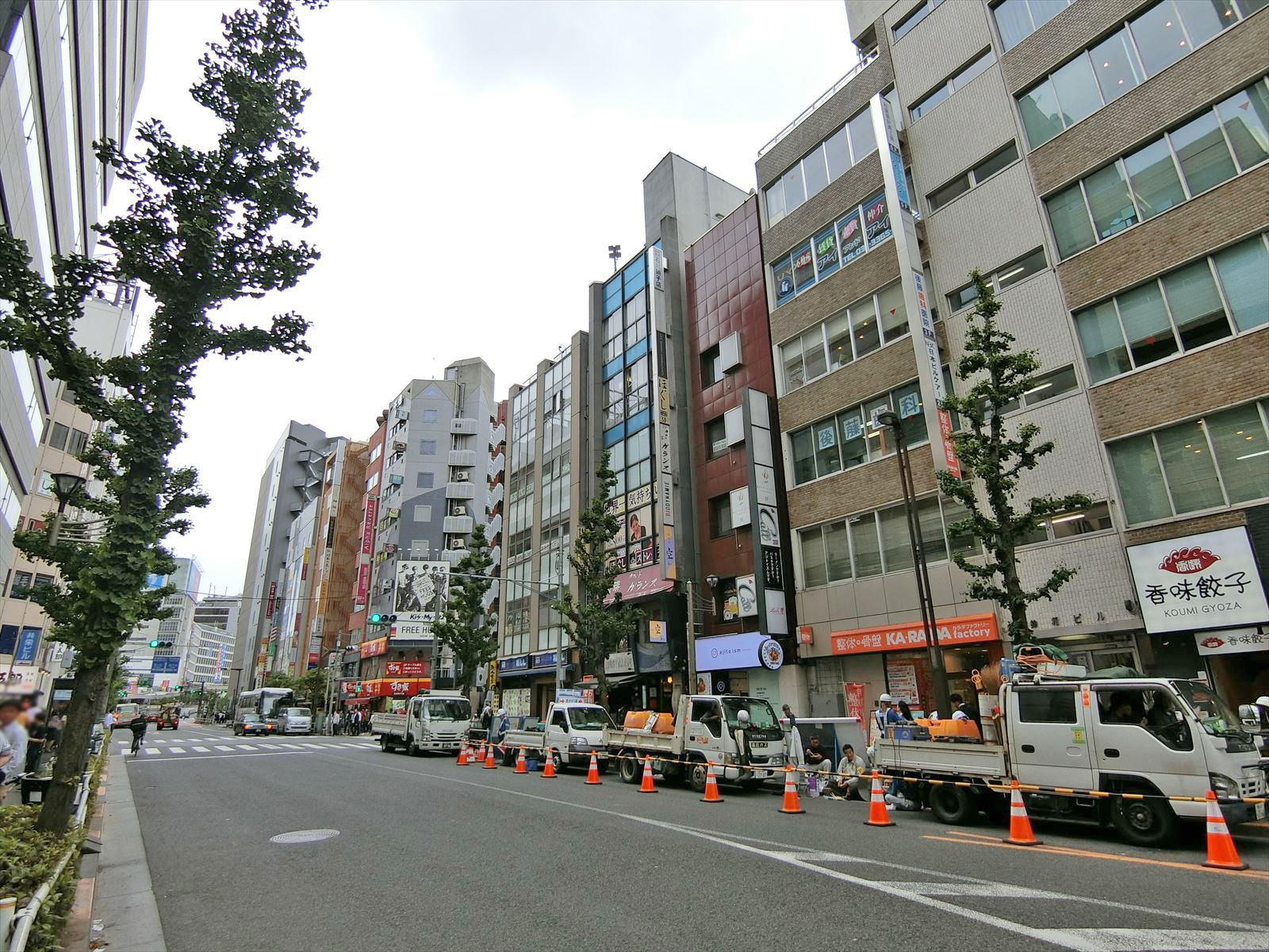 小滝橋通り沿いに立地