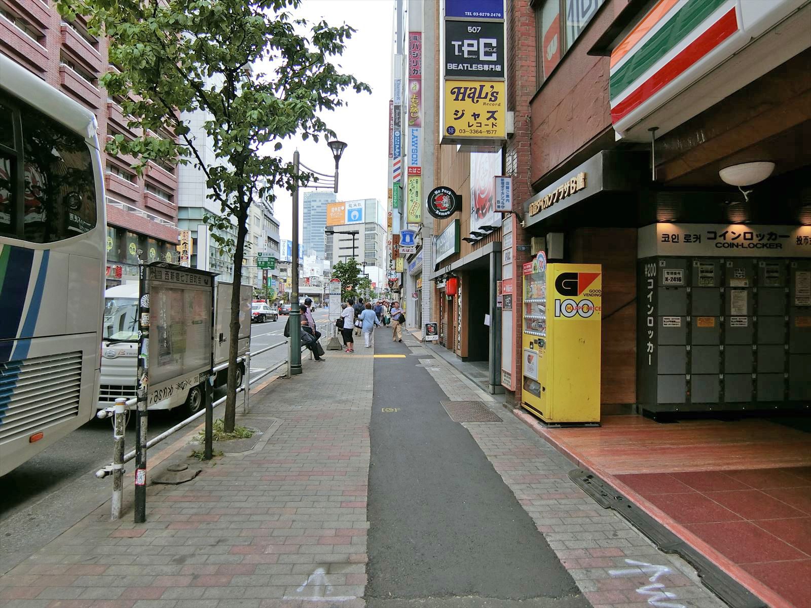 会田西新宿ビル前面の通り