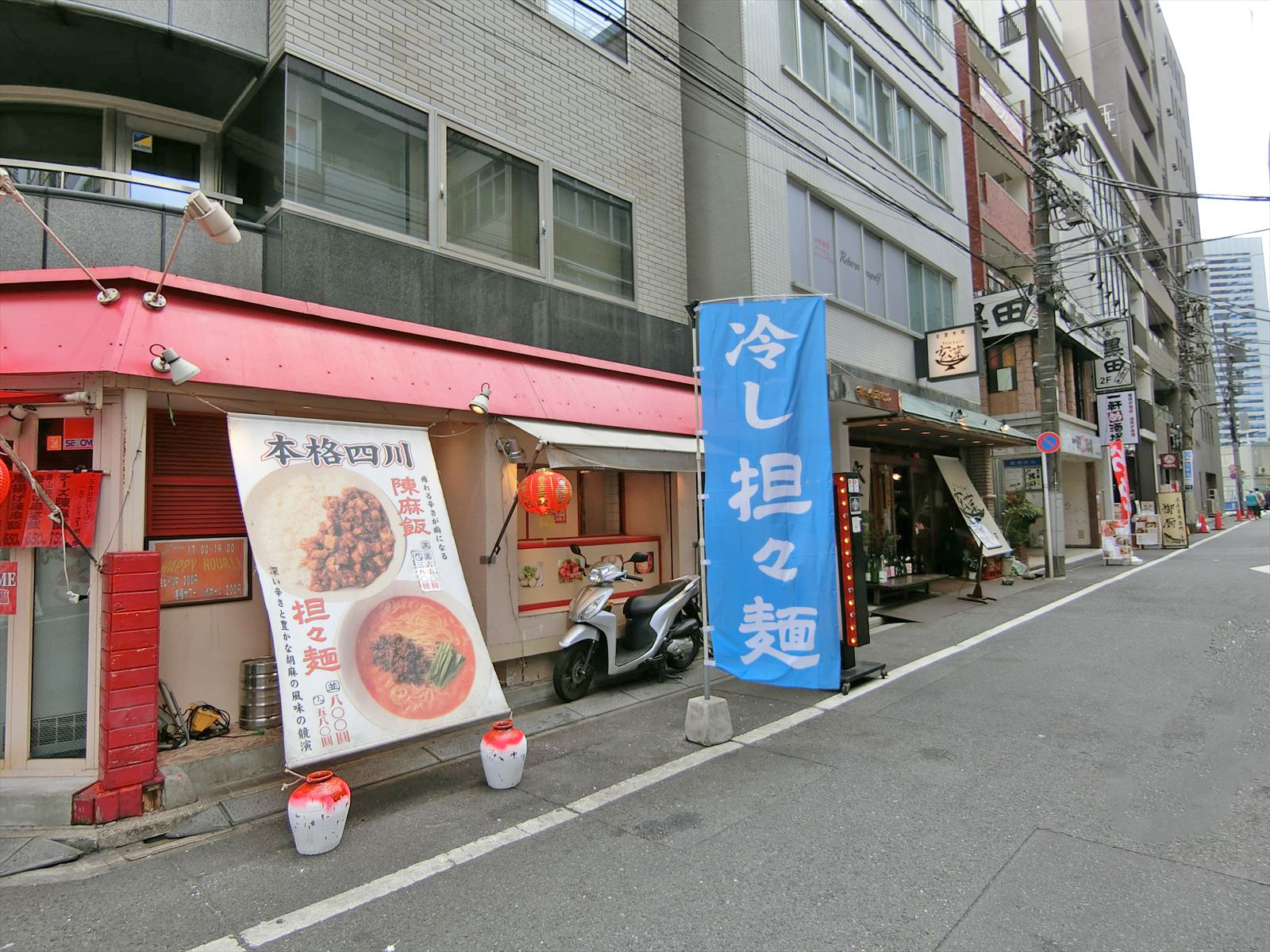 付近には飲食店が豊富