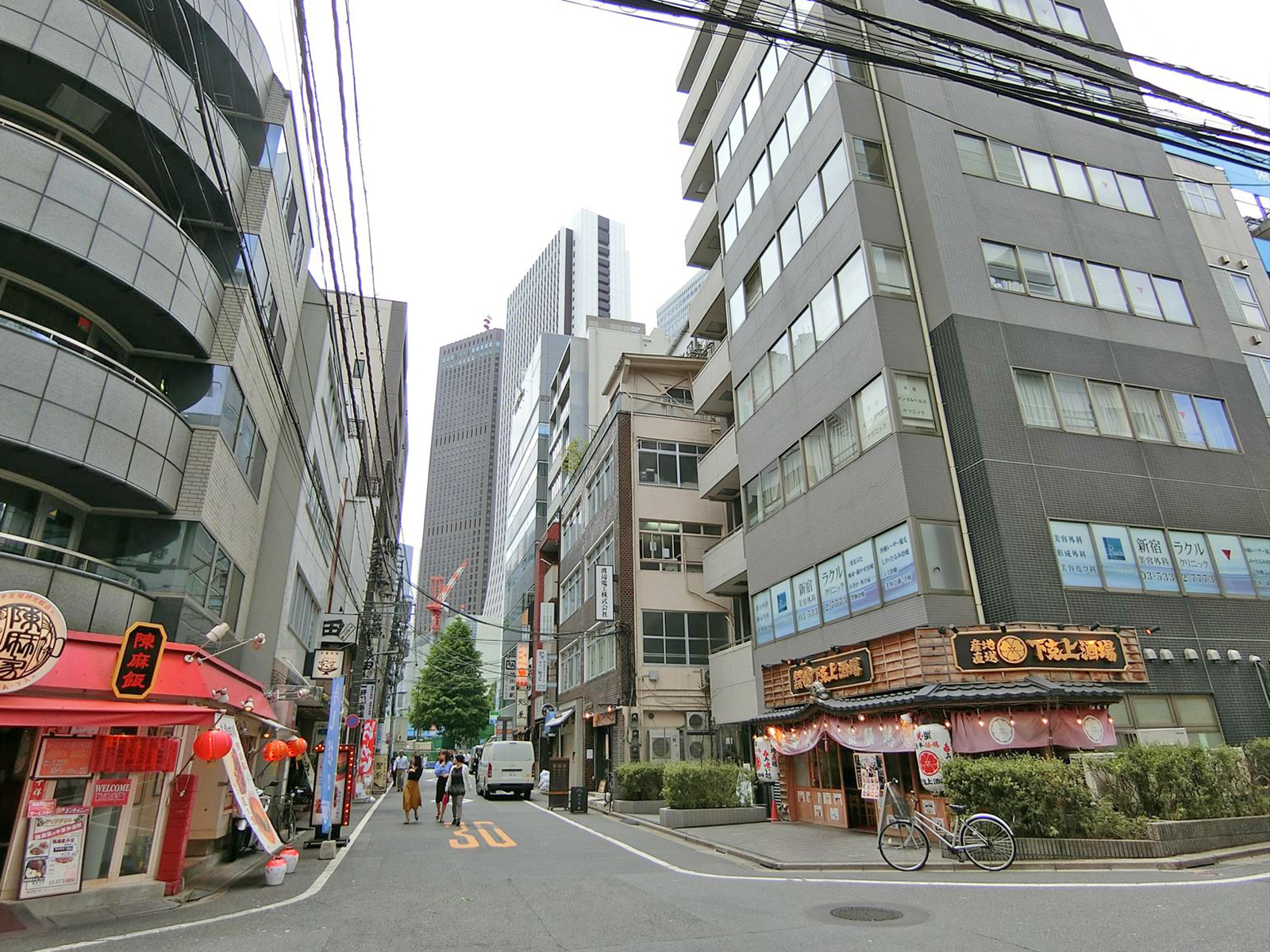 周辺はオフィスや店舗が多いエリア