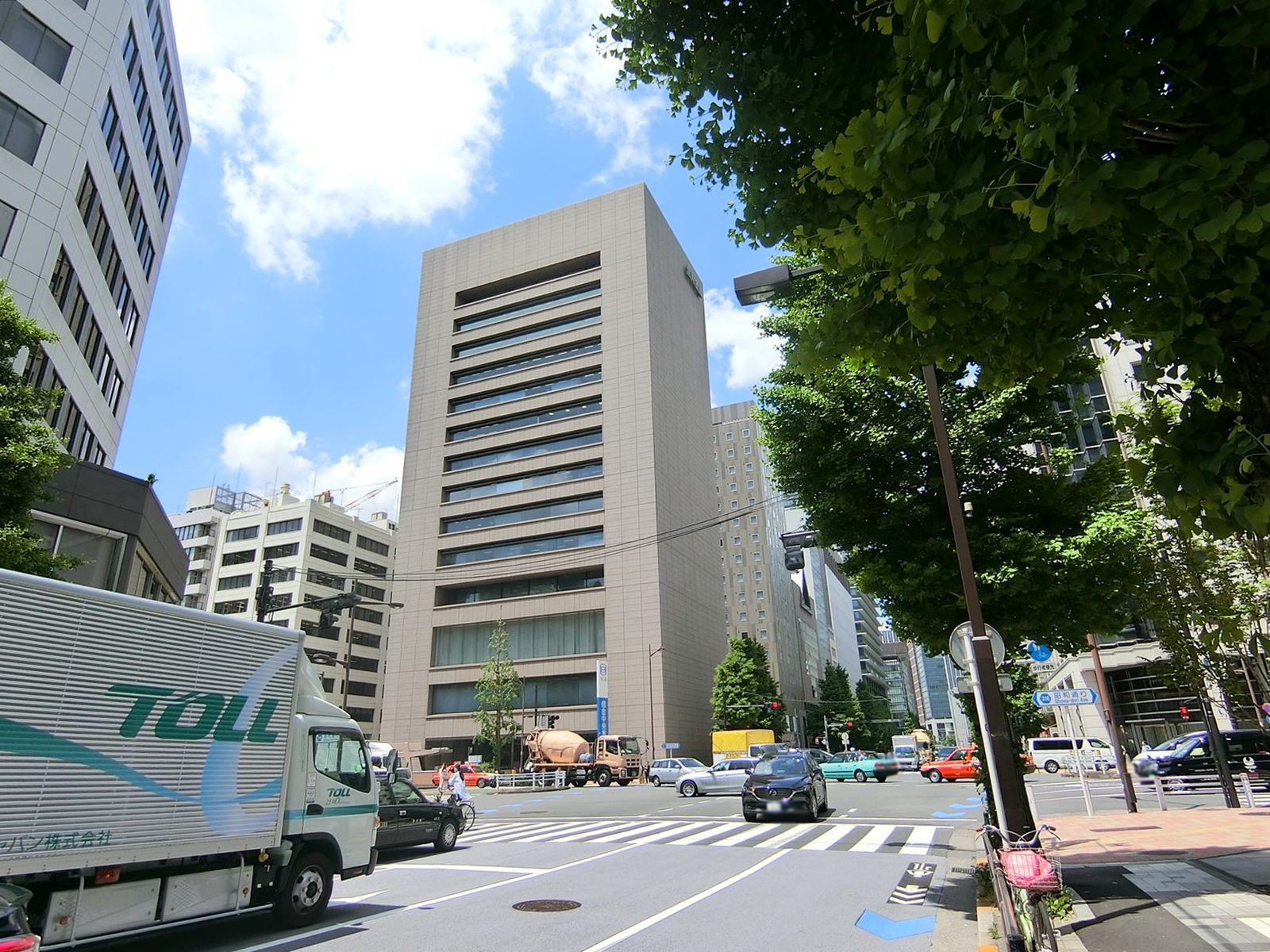 有楽ビル前面の通り