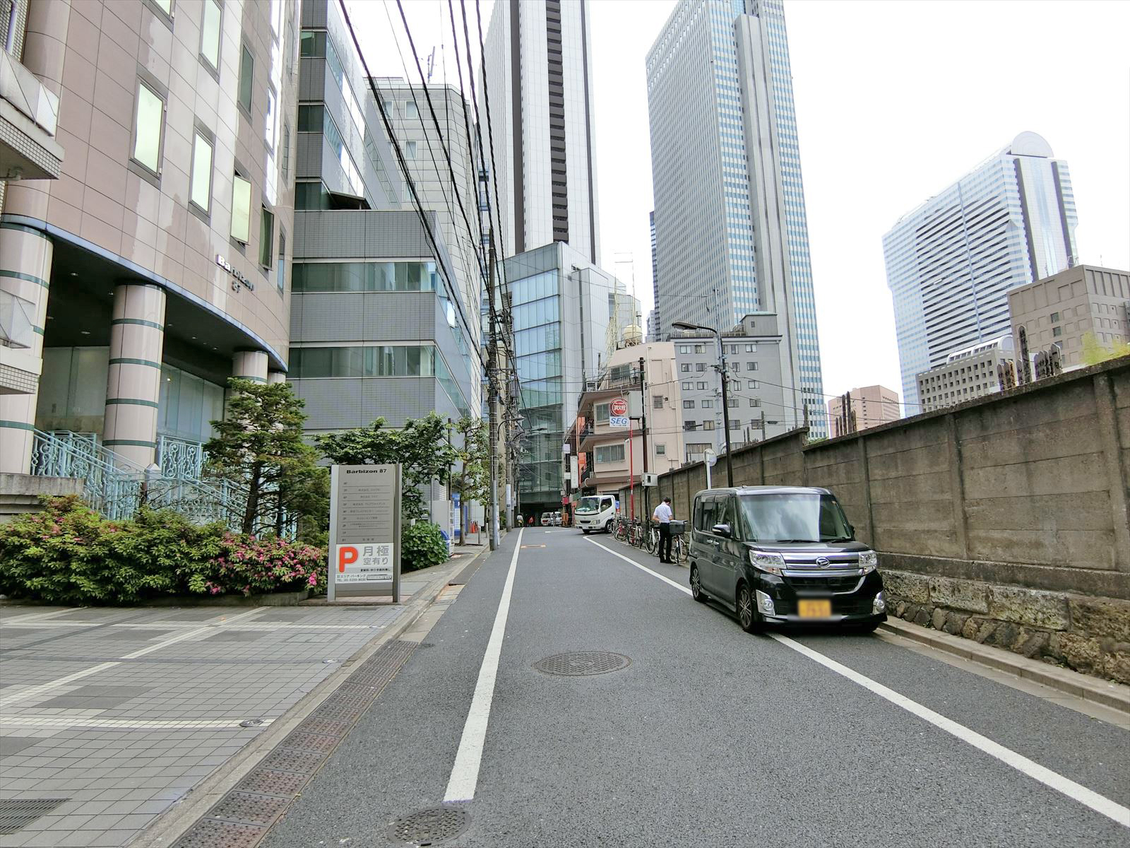 サンヤマテビル前面の通り