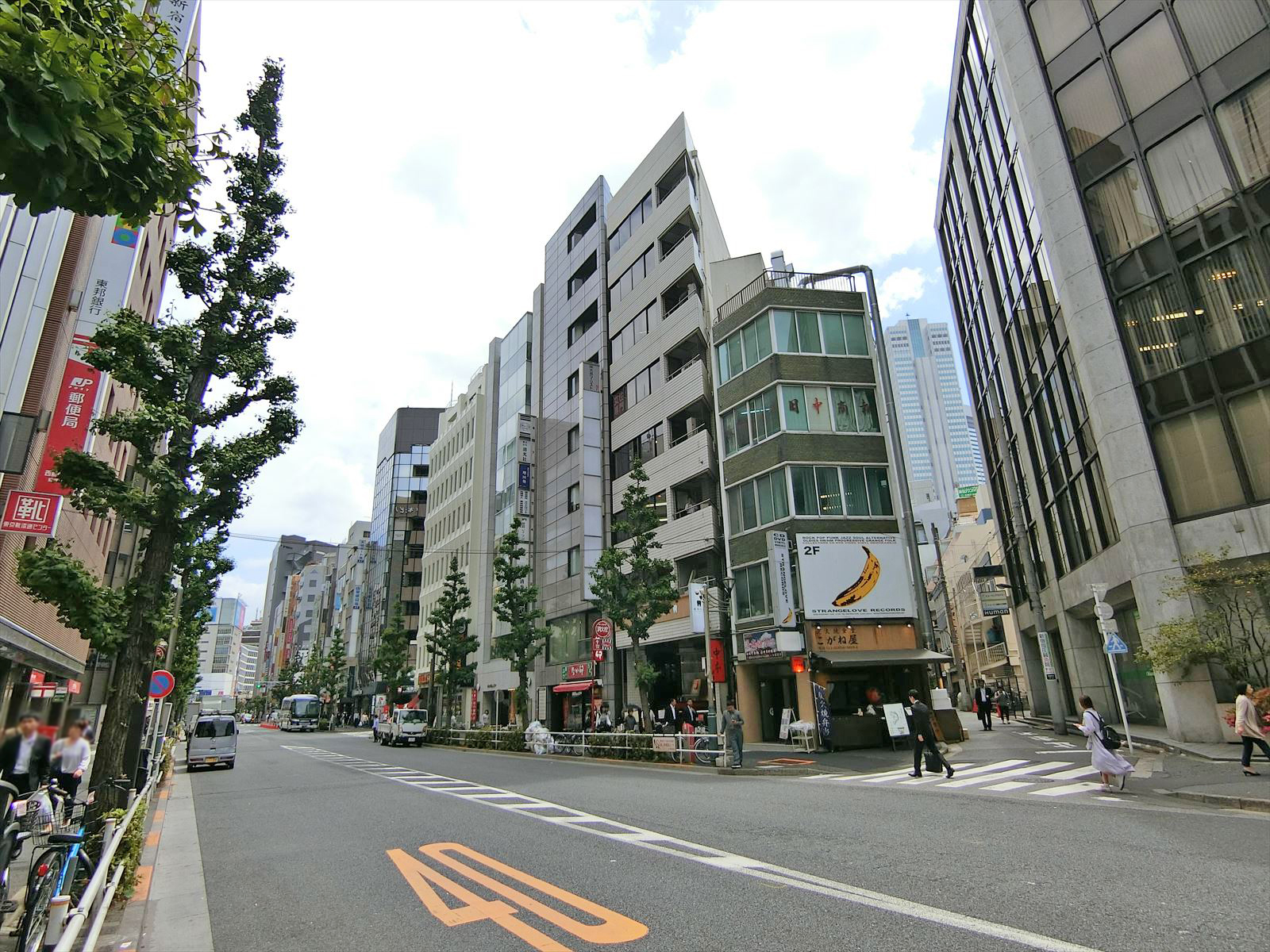 周辺はオフィスや店舗が多いエリア