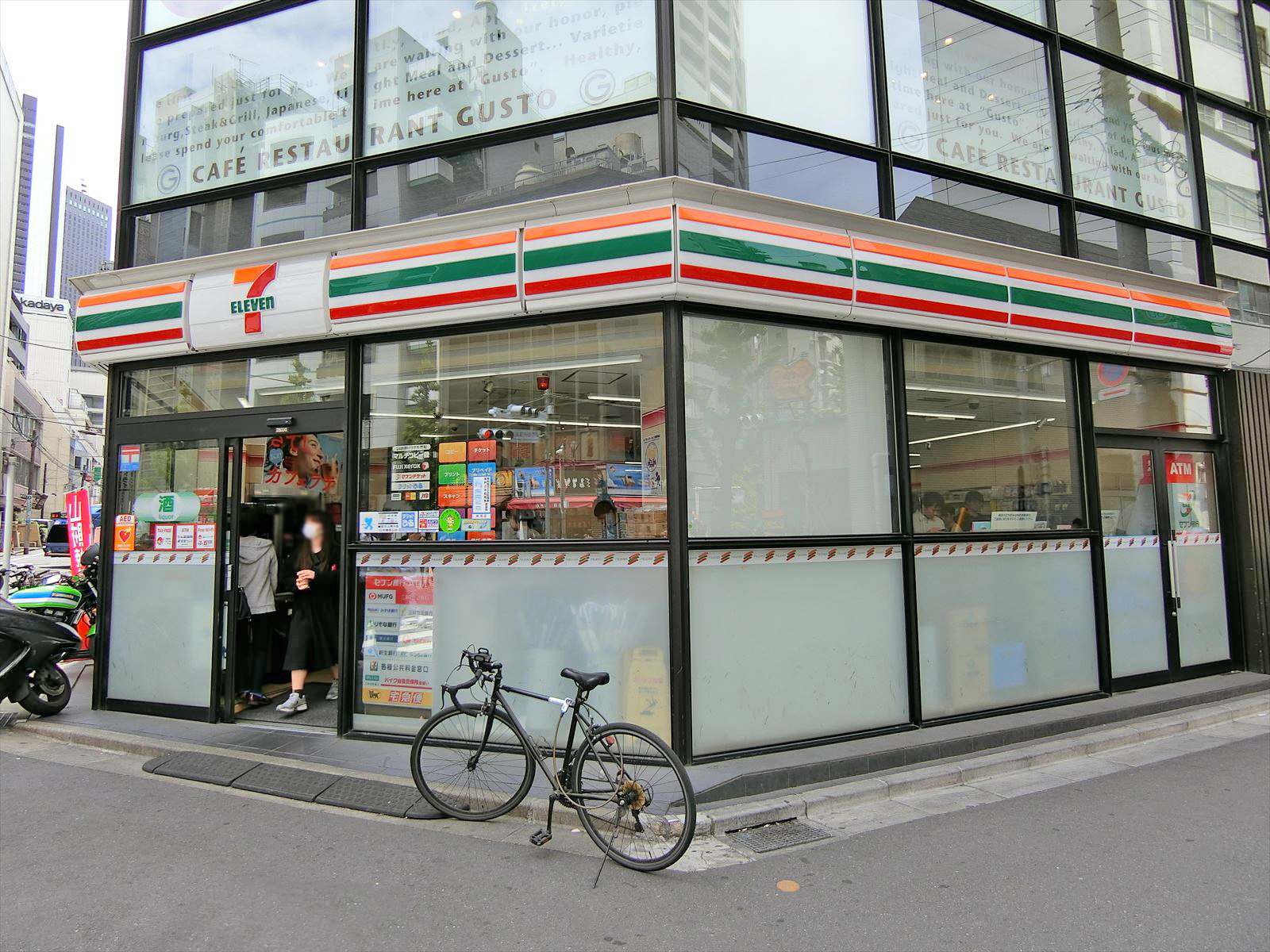 隣のセブンイレブン新宿都税事務所前店