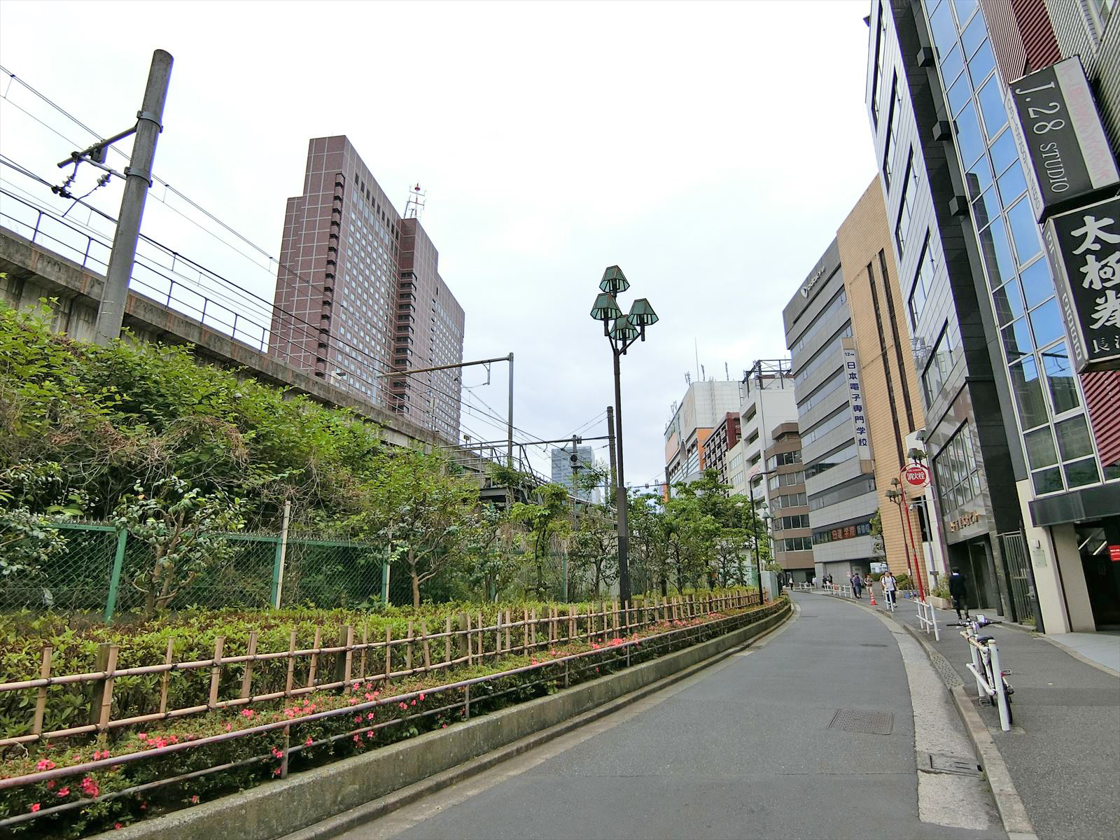 線路沿いに立地
