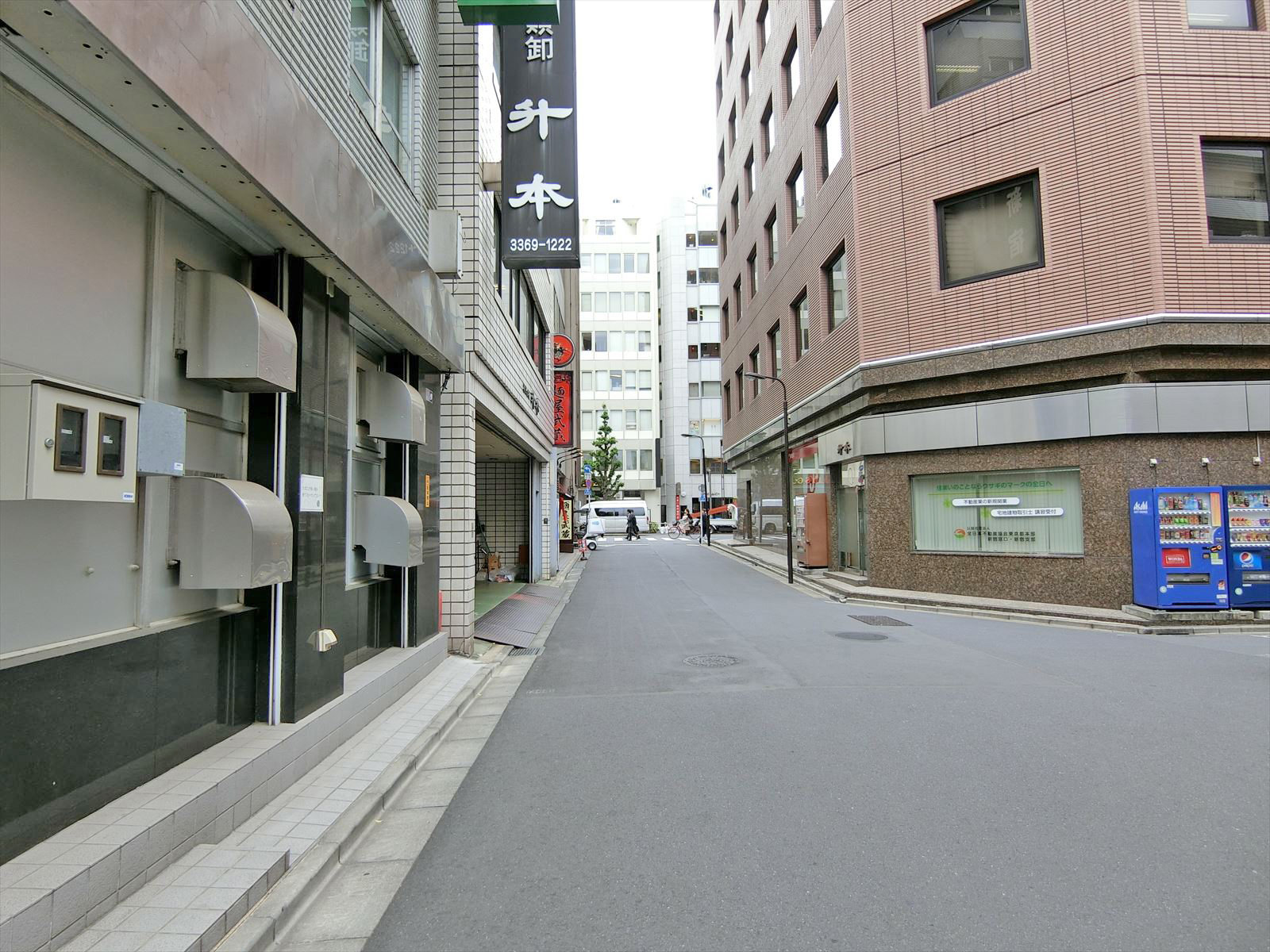 栄立新宿ビル前面の通り