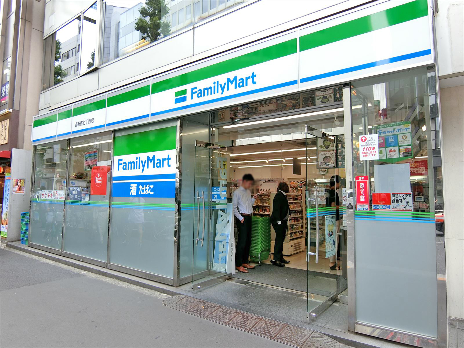 徒歩1分のファミリーマート西新宿七丁目店