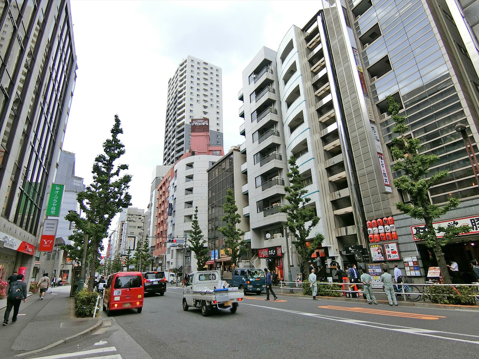 小滝橋通り沿いに立地
