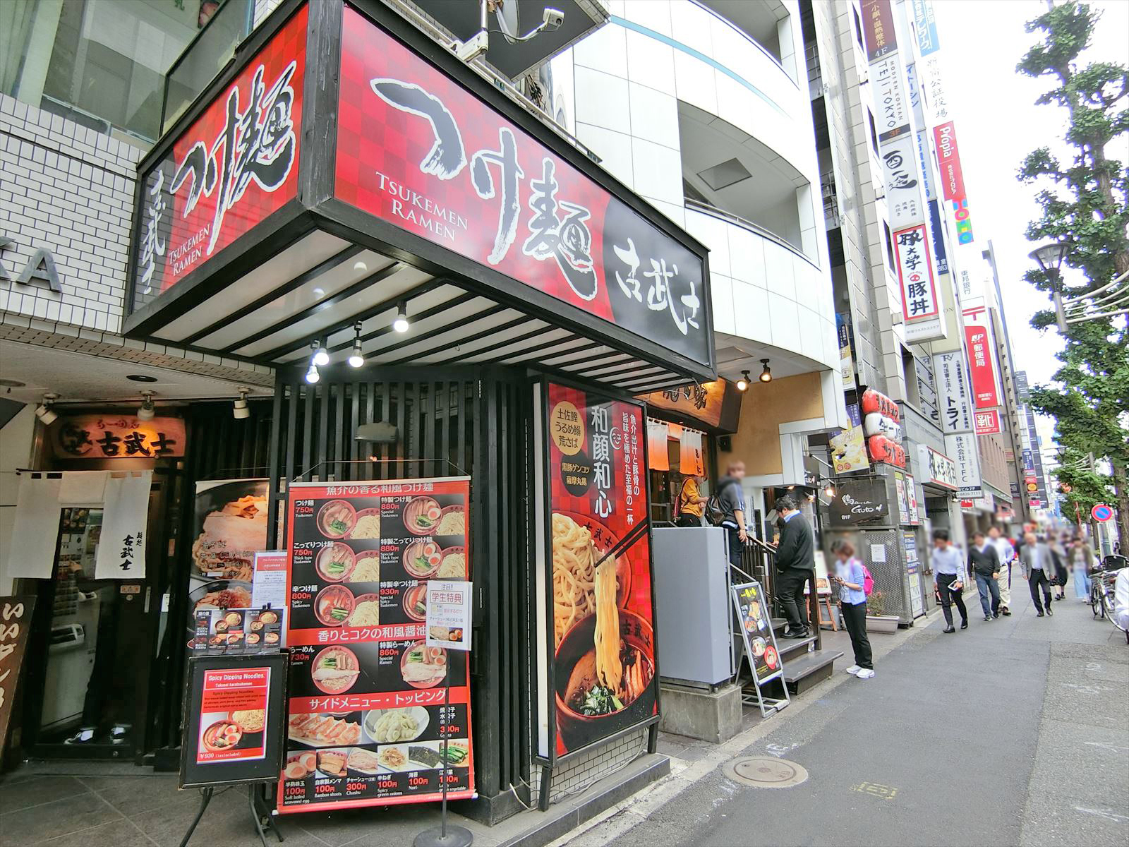 付近には飲食店が豊富
