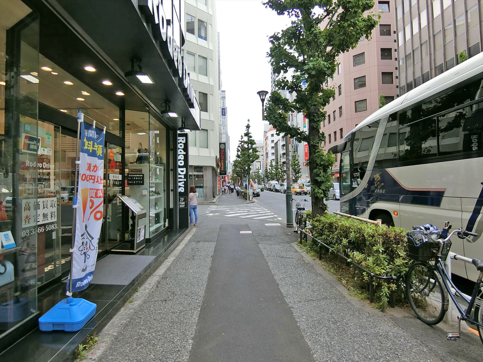 鈴和ビル前面の通り