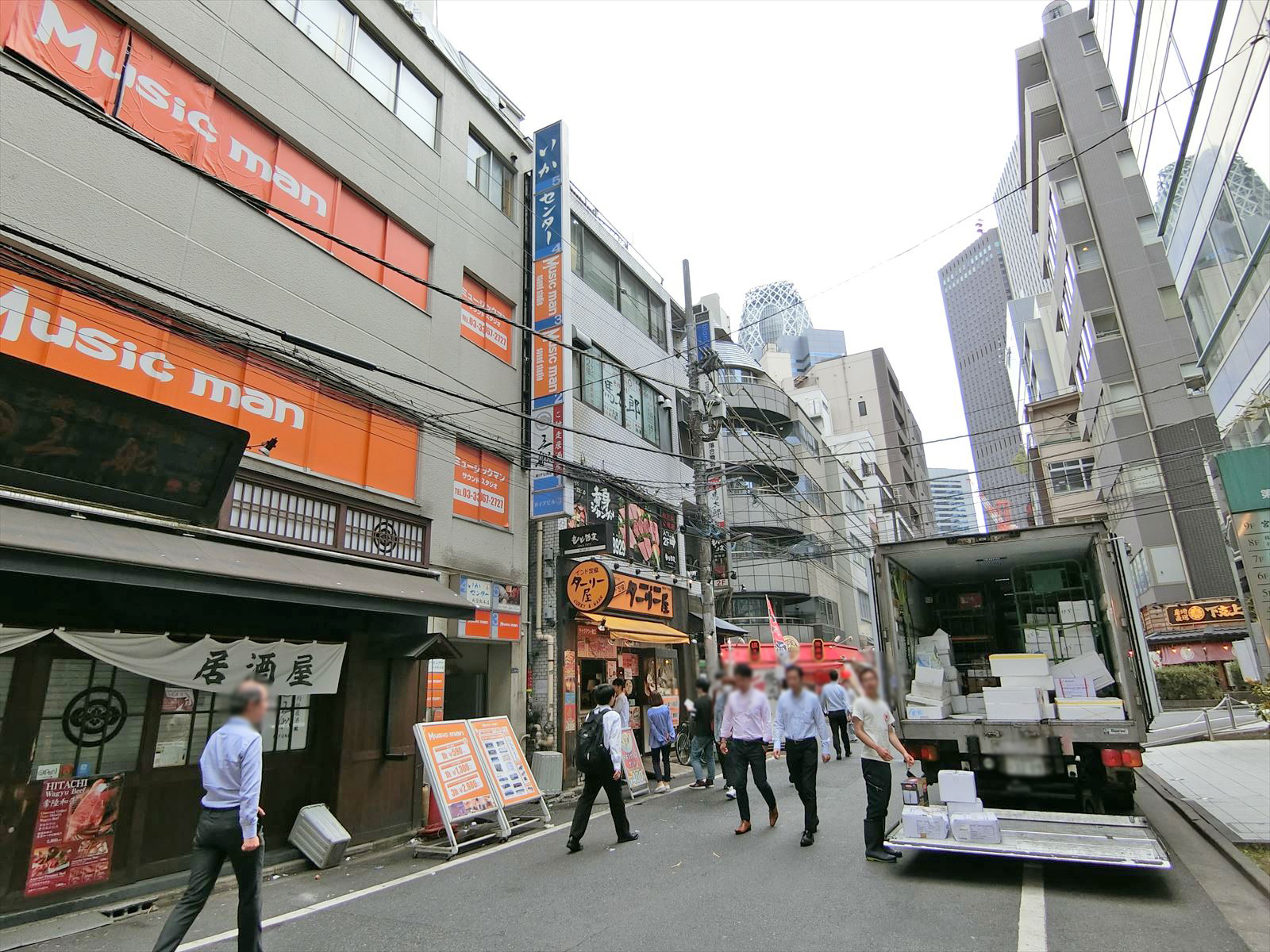 周辺はオフィスや店舗が多いエリア