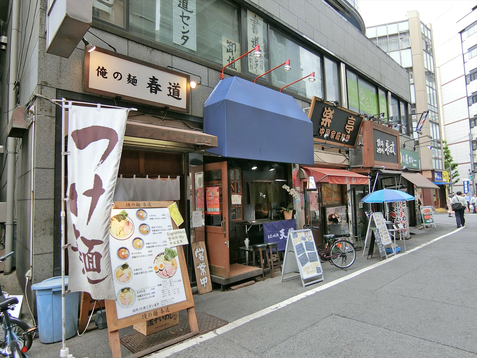 付近には飲食店が豊富