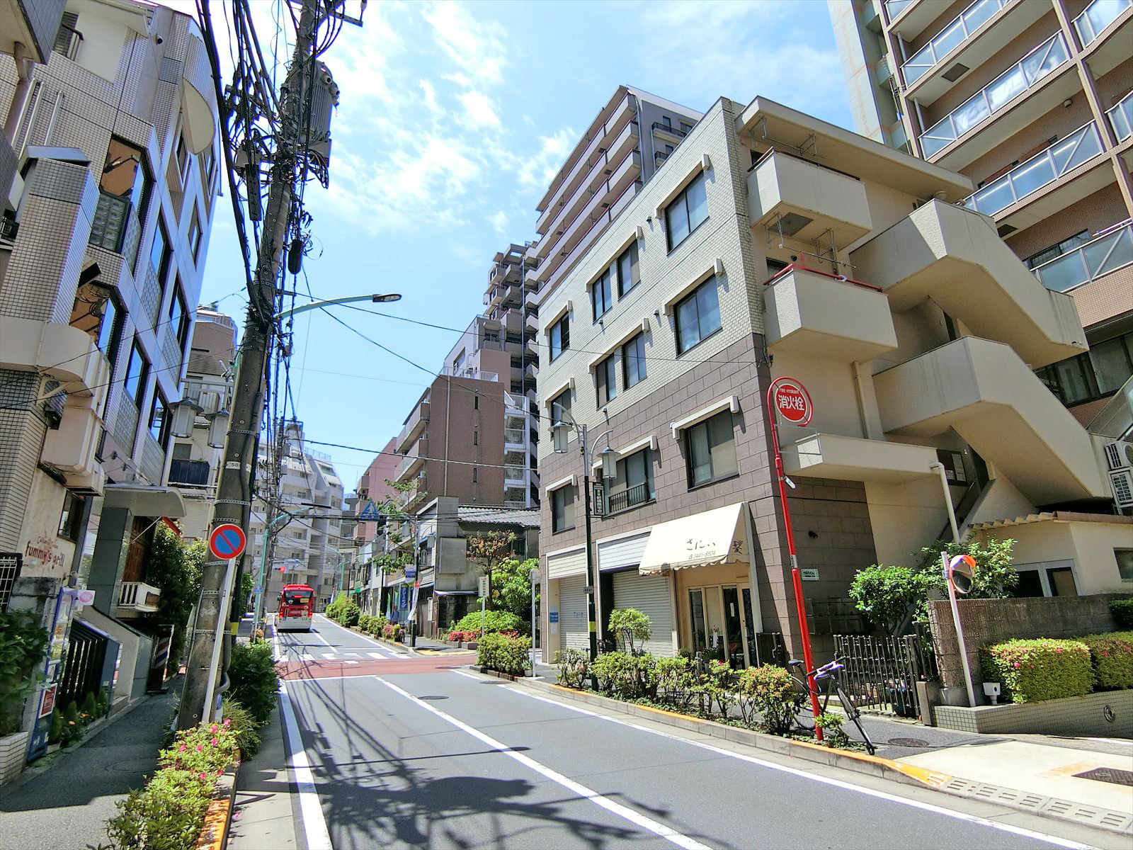 周辺はマンション等が多いエリア