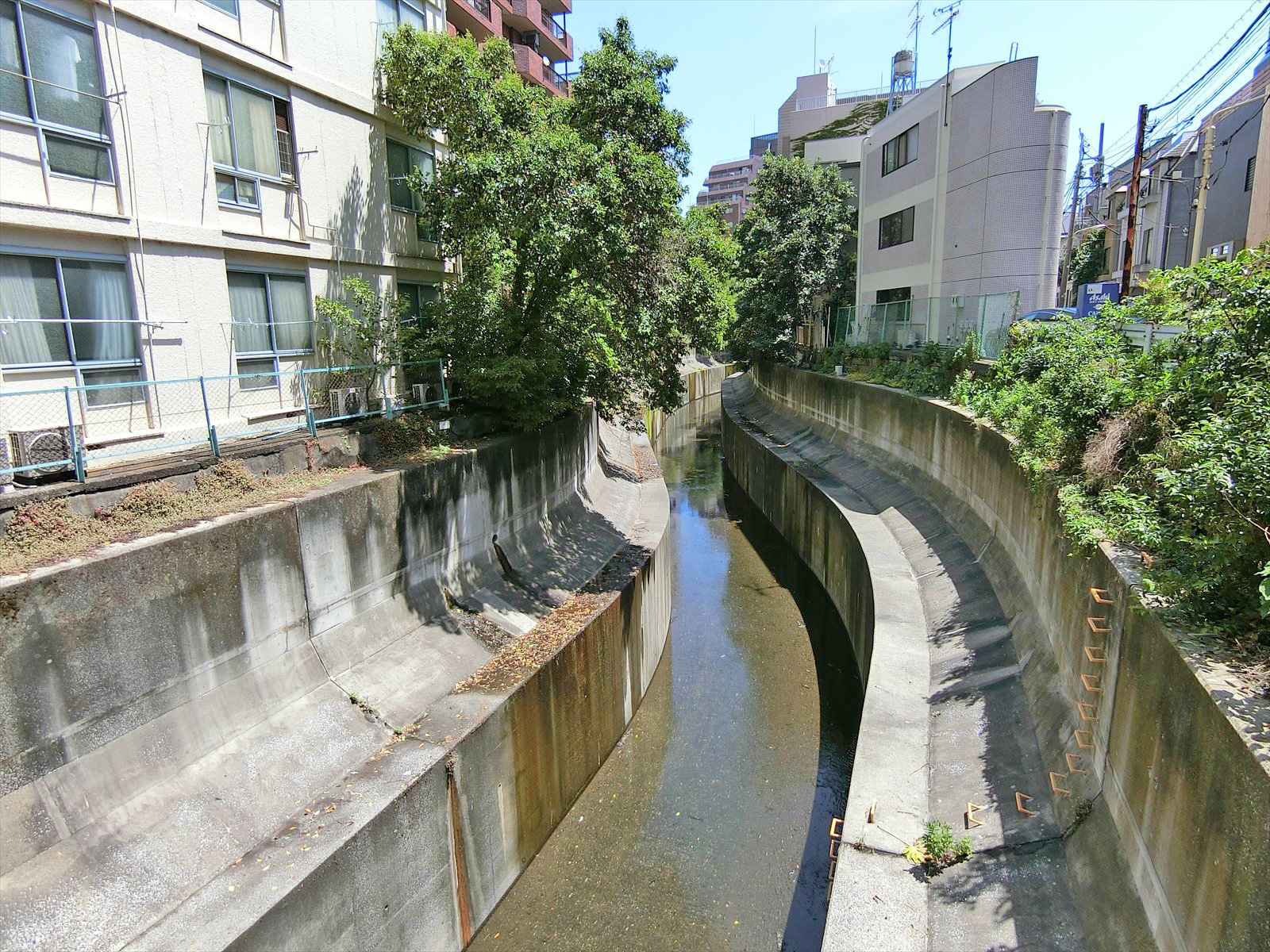 渋谷川沿いに立地
