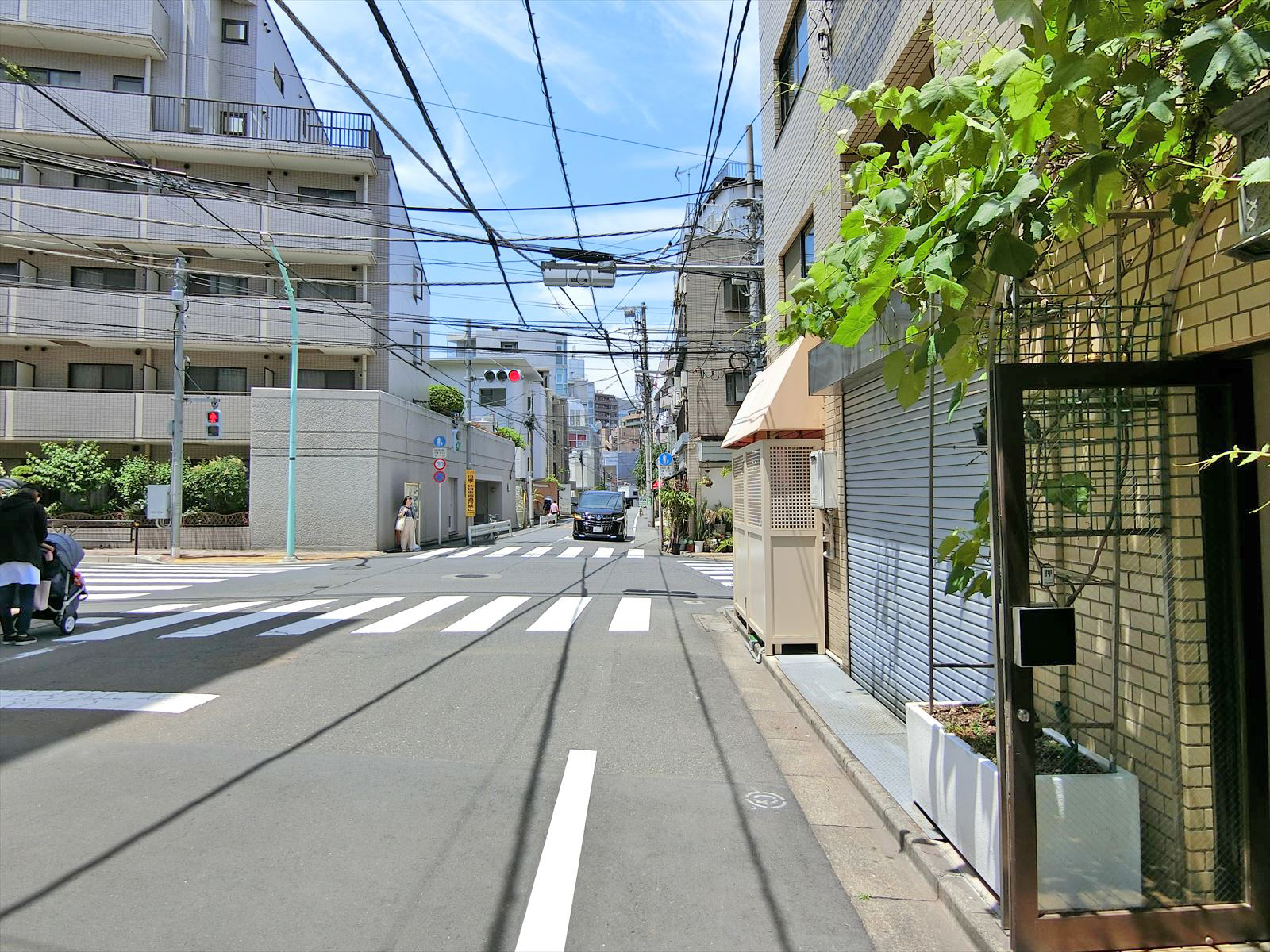 アジュール広尾ビル前面の通り