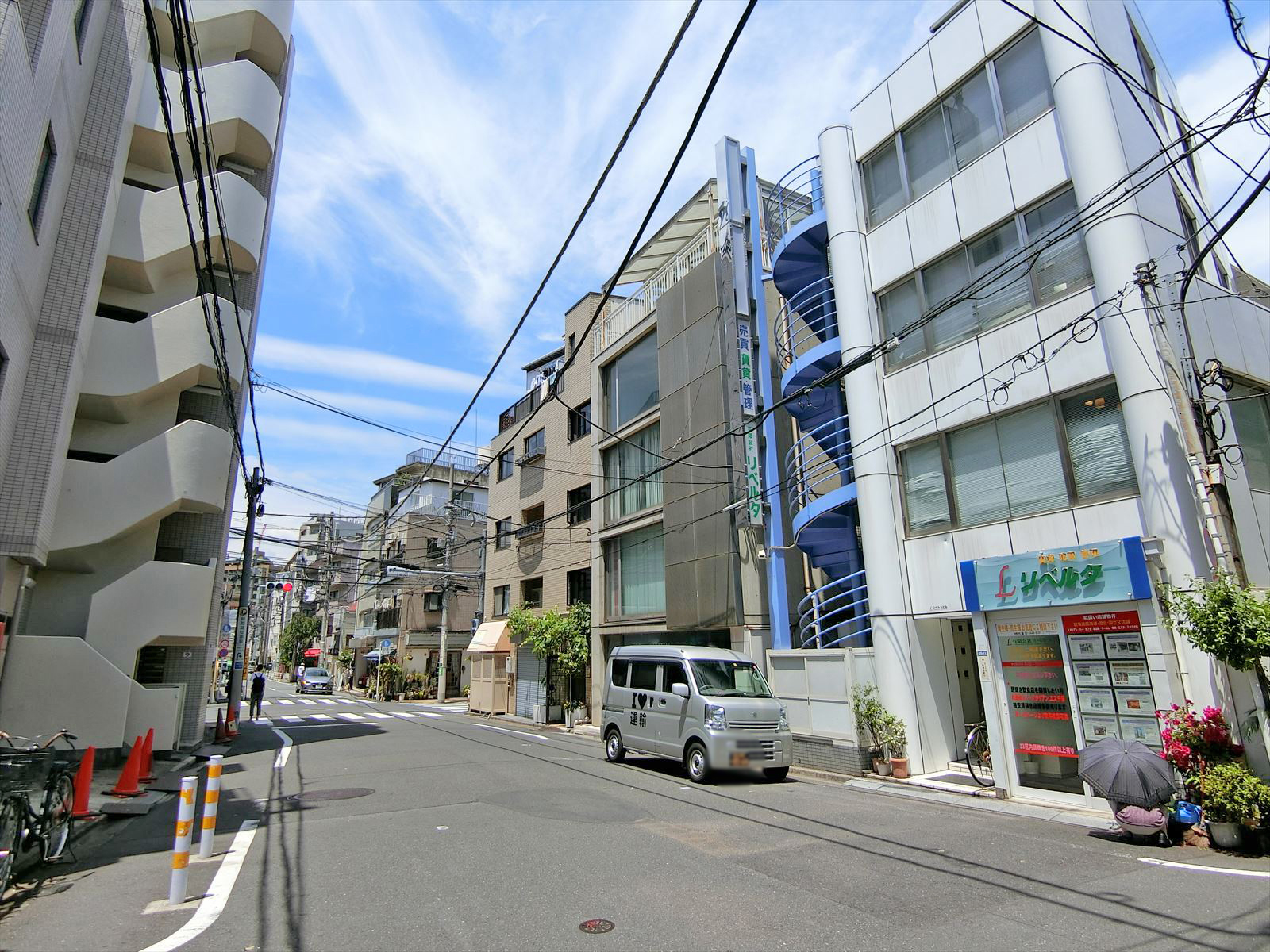 周辺はマンション等が多いエリア