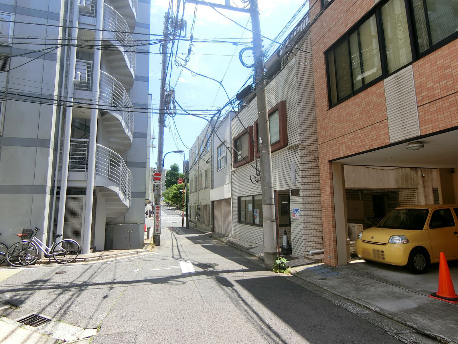 司ビル前面の通り