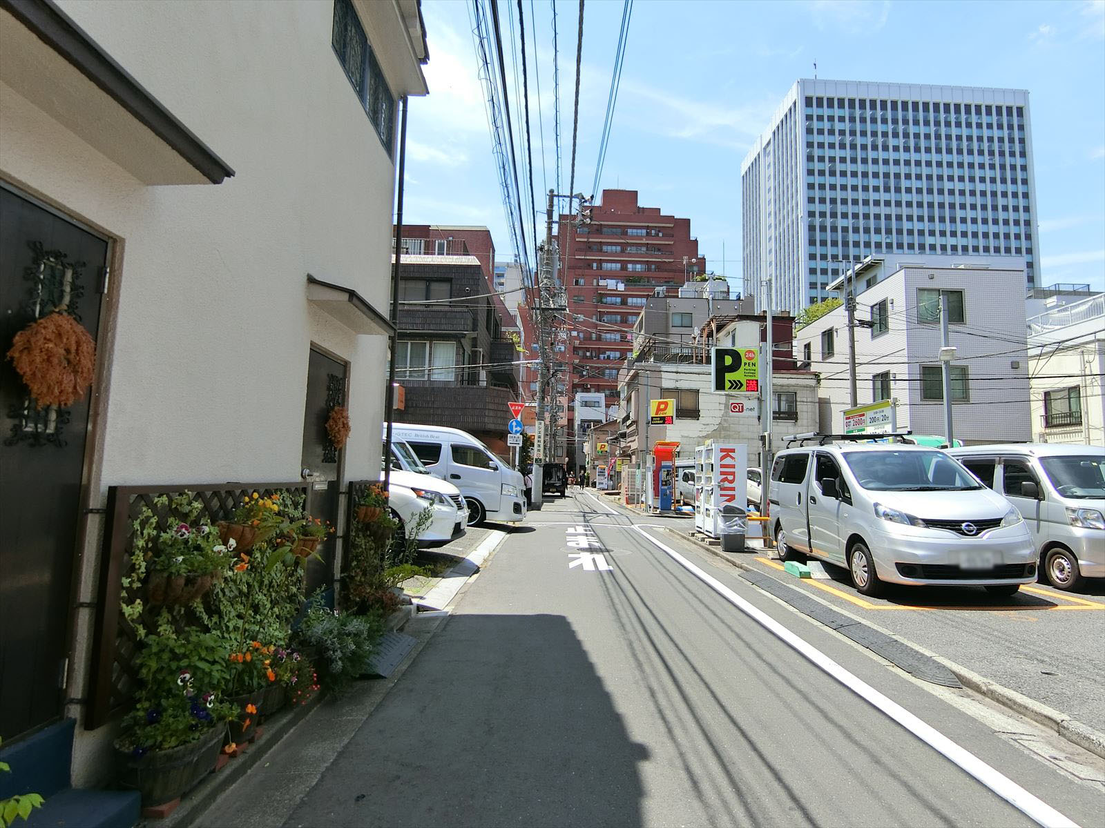 三和プライムビル前面の通り
