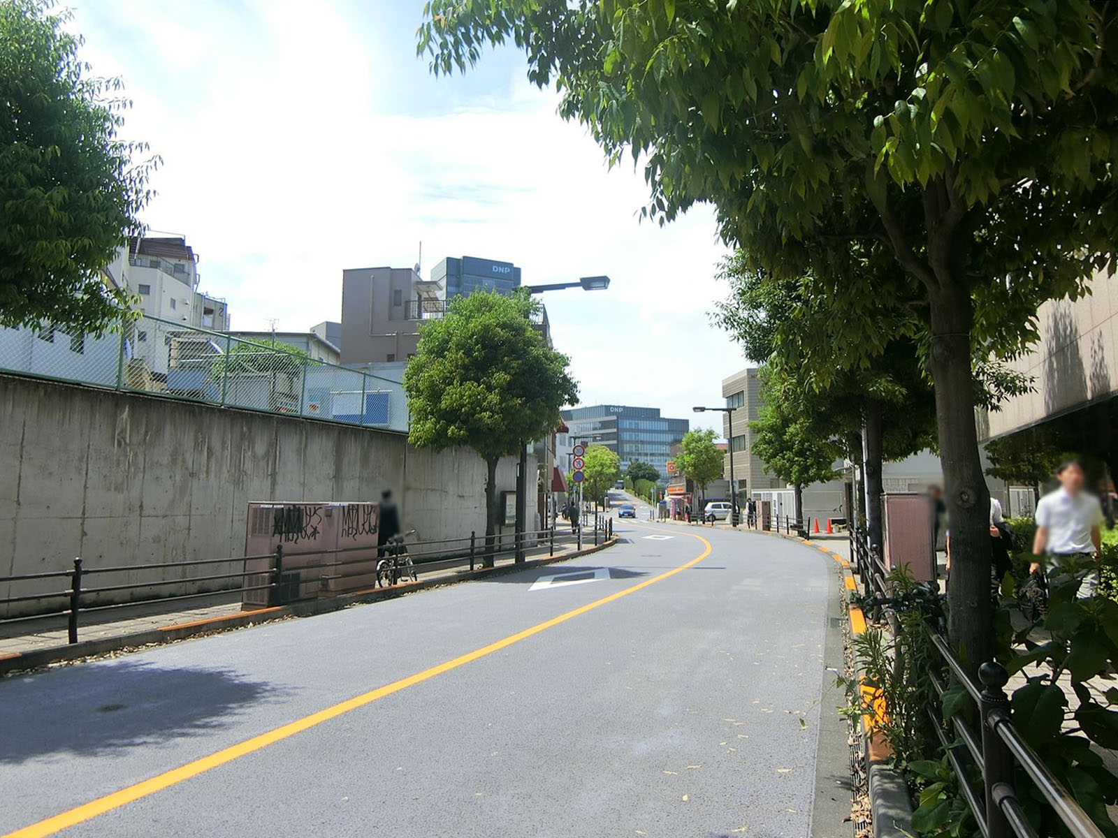 市ヶ谷タイホービル前面の通り