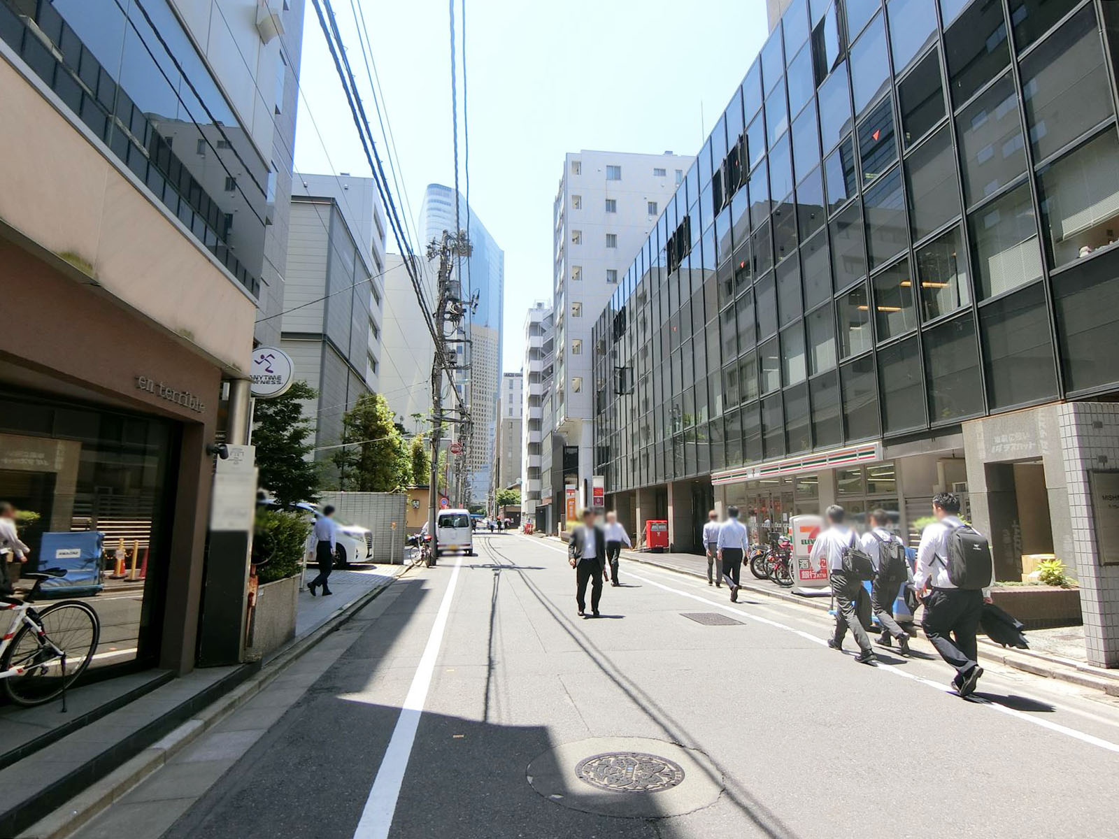 雲ビル前面の通り