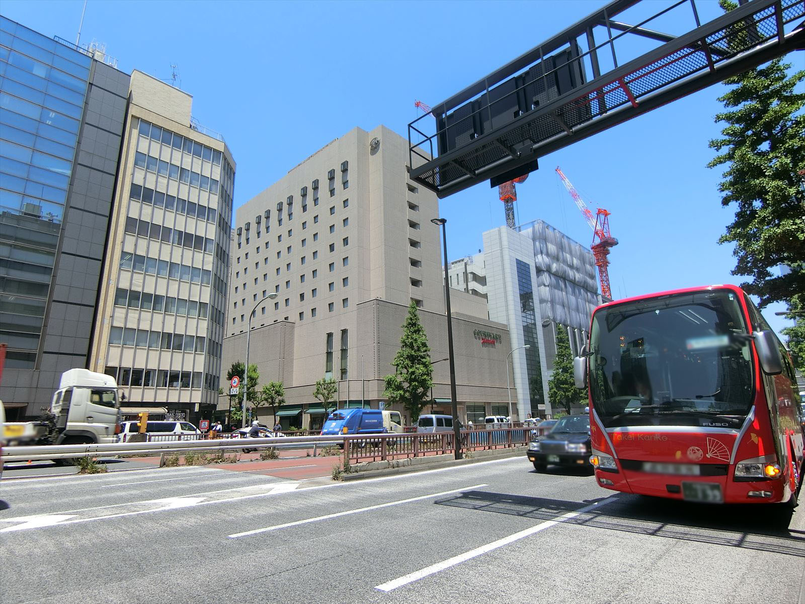 太陽銀座ビル前面の昭和通り