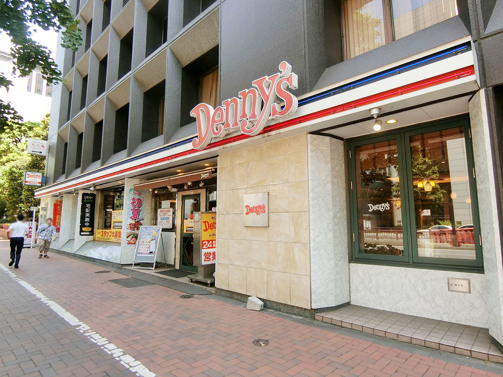 近くのデニーズ東銀座店