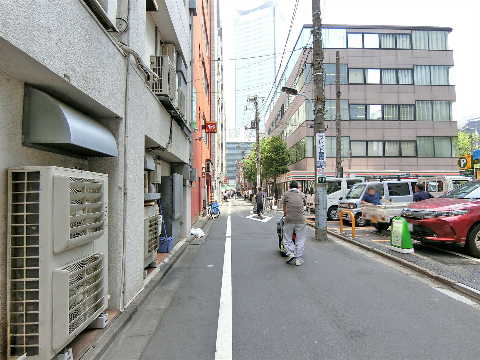 橋本ビル前面の通り