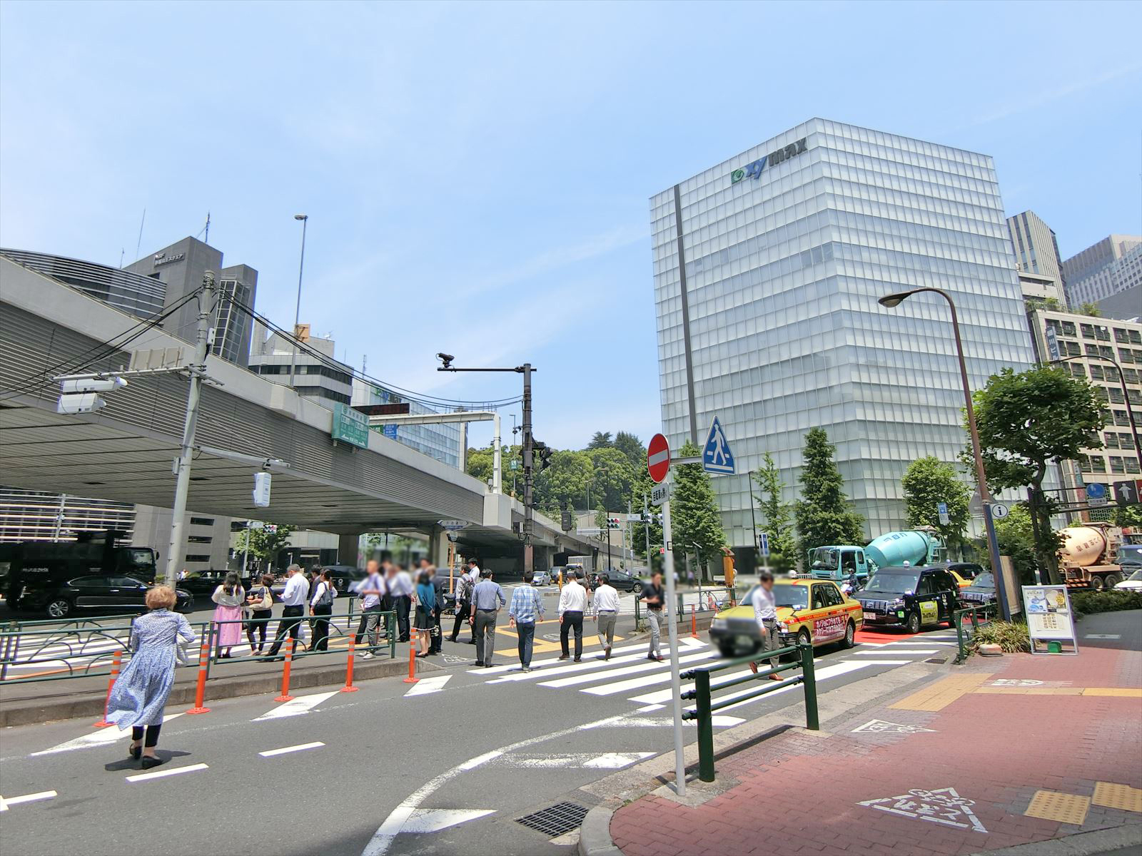 六本木通り沿いに立地