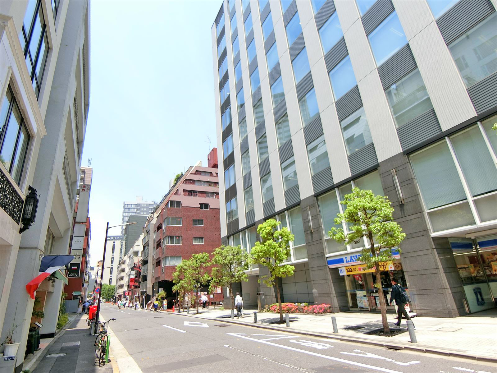 周辺はオフィスや店舗が多いエリア
