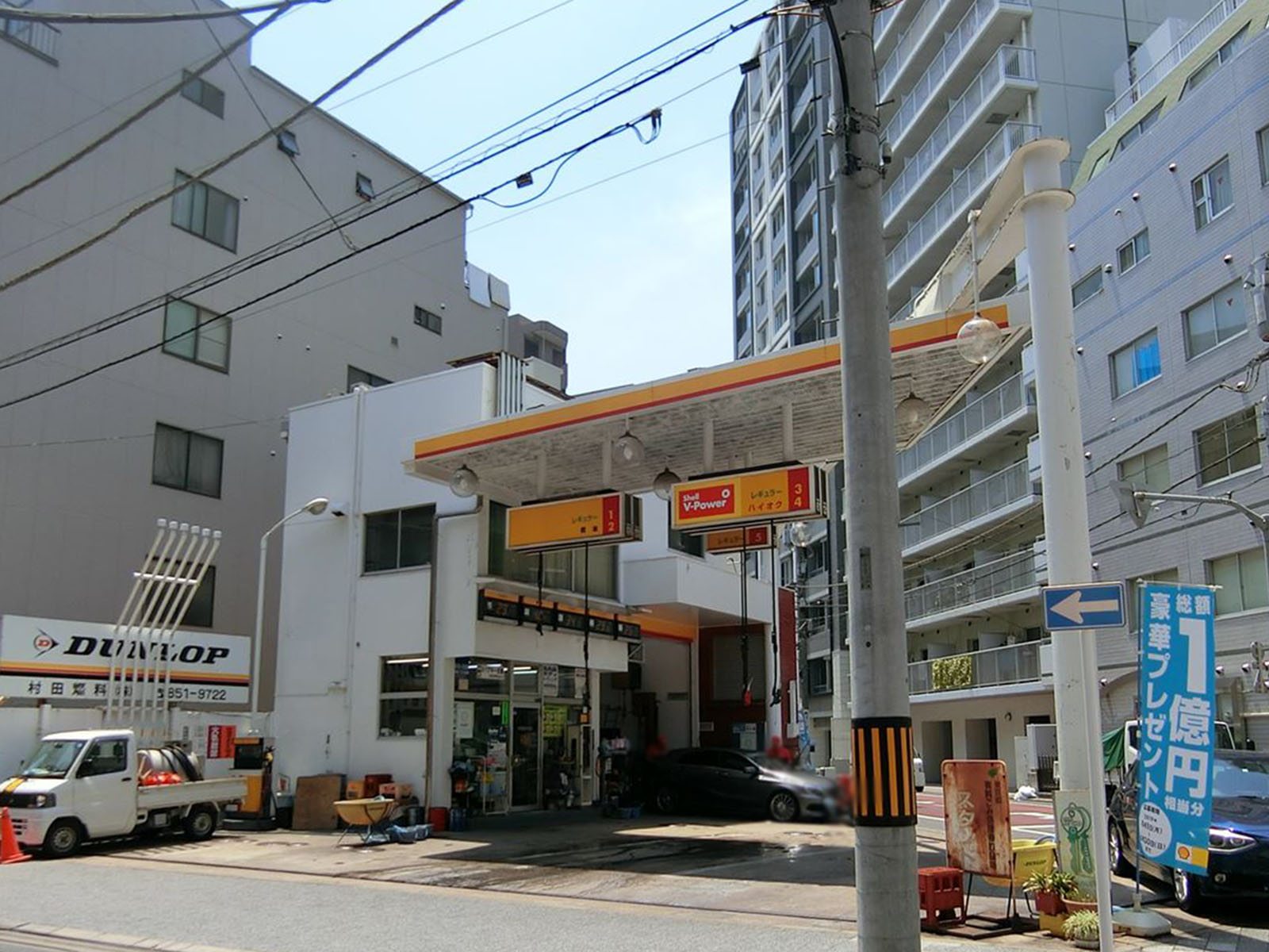 向かいのガソリンスタンド