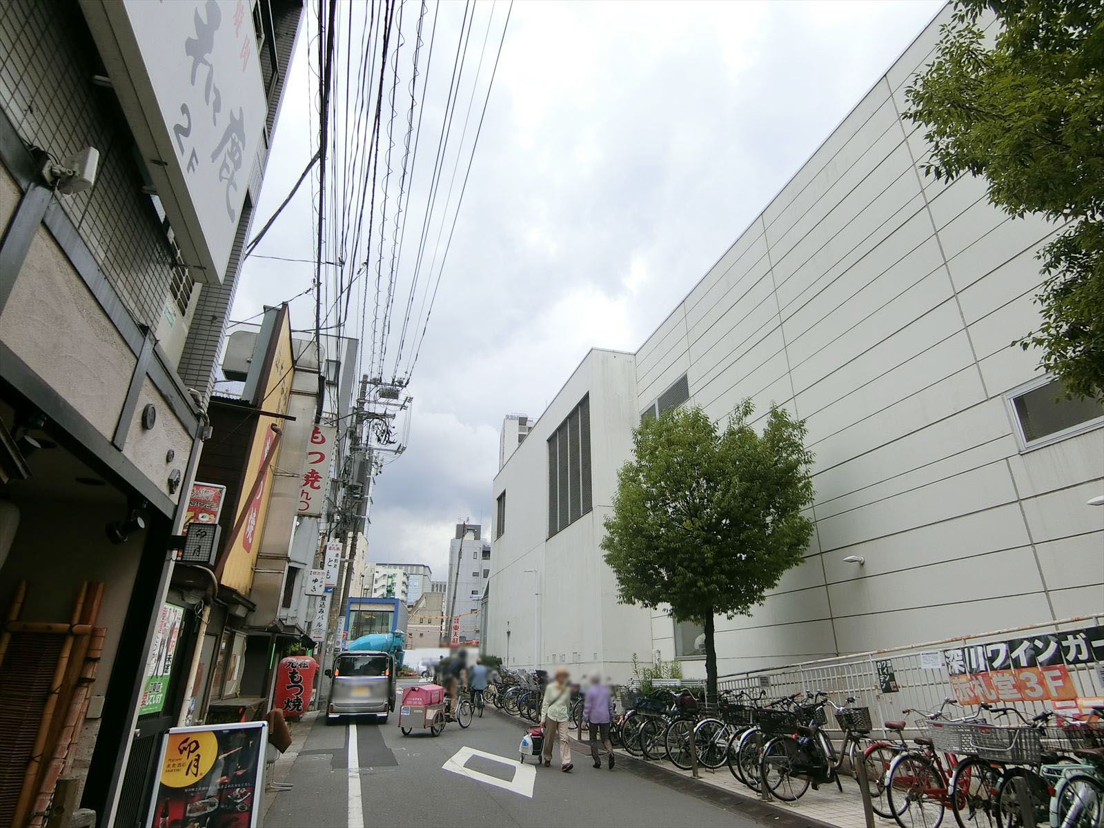 あづまビル前面の通り