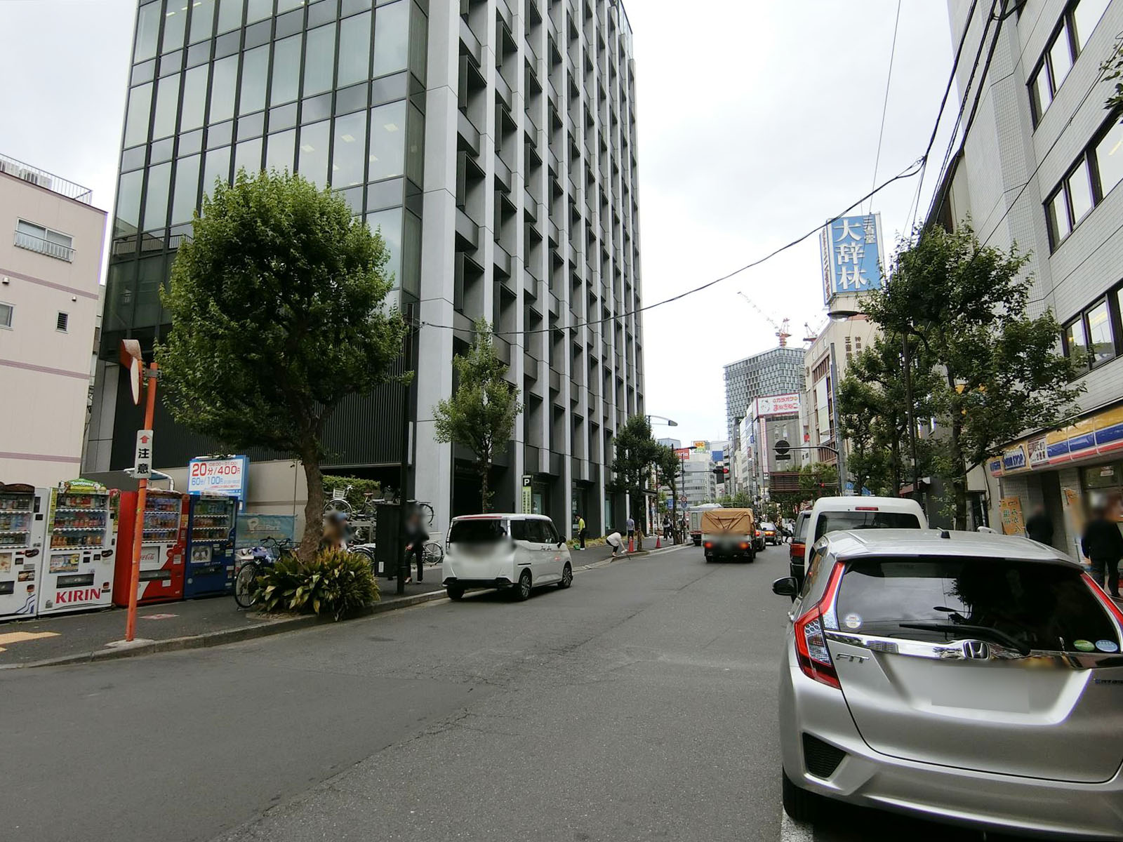 田辺ビル前面の通り