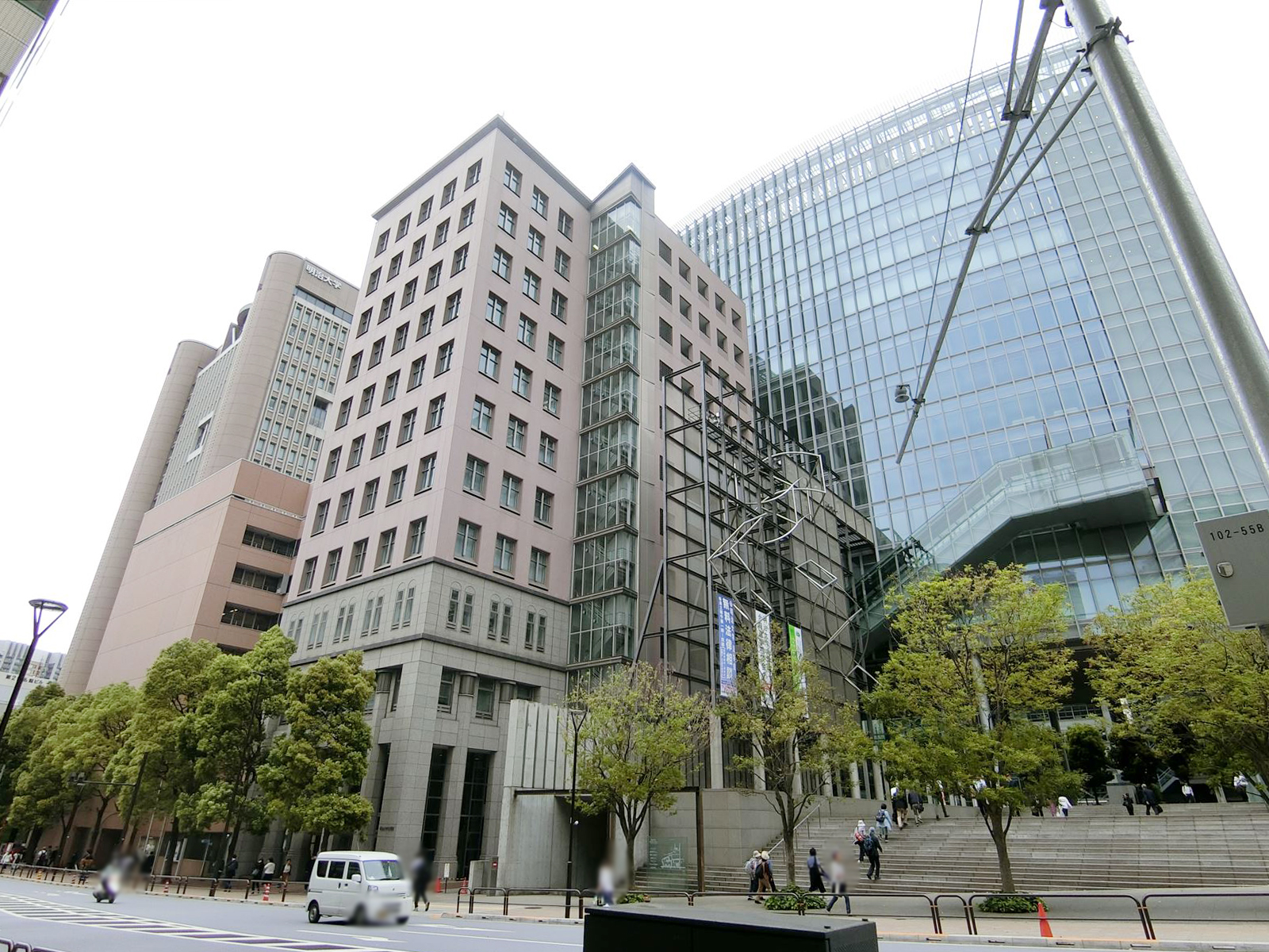 近くの明治大学