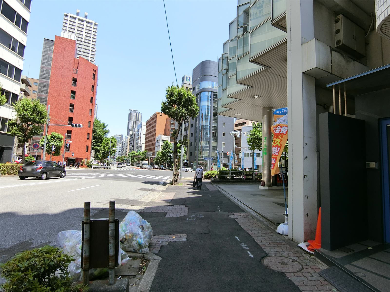 オフィスビル前面の通り