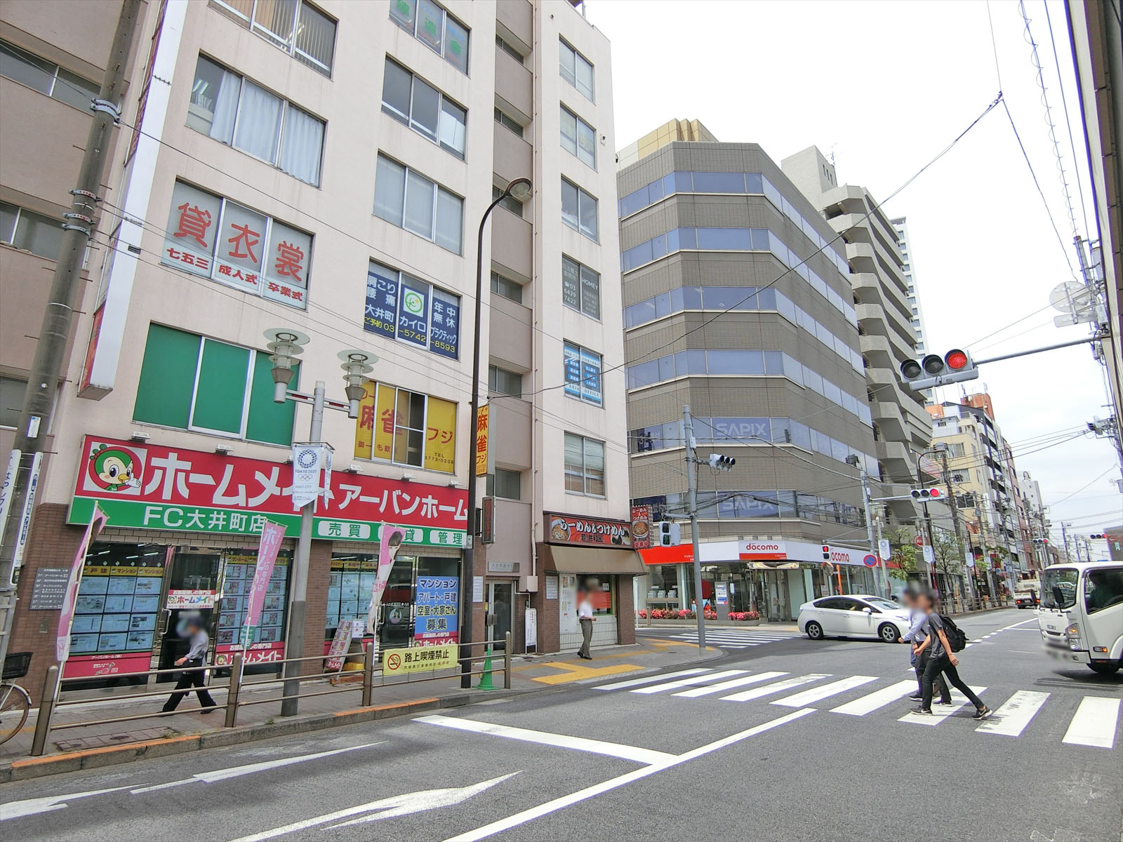 周辺はオフィスや店舗が多いエリア