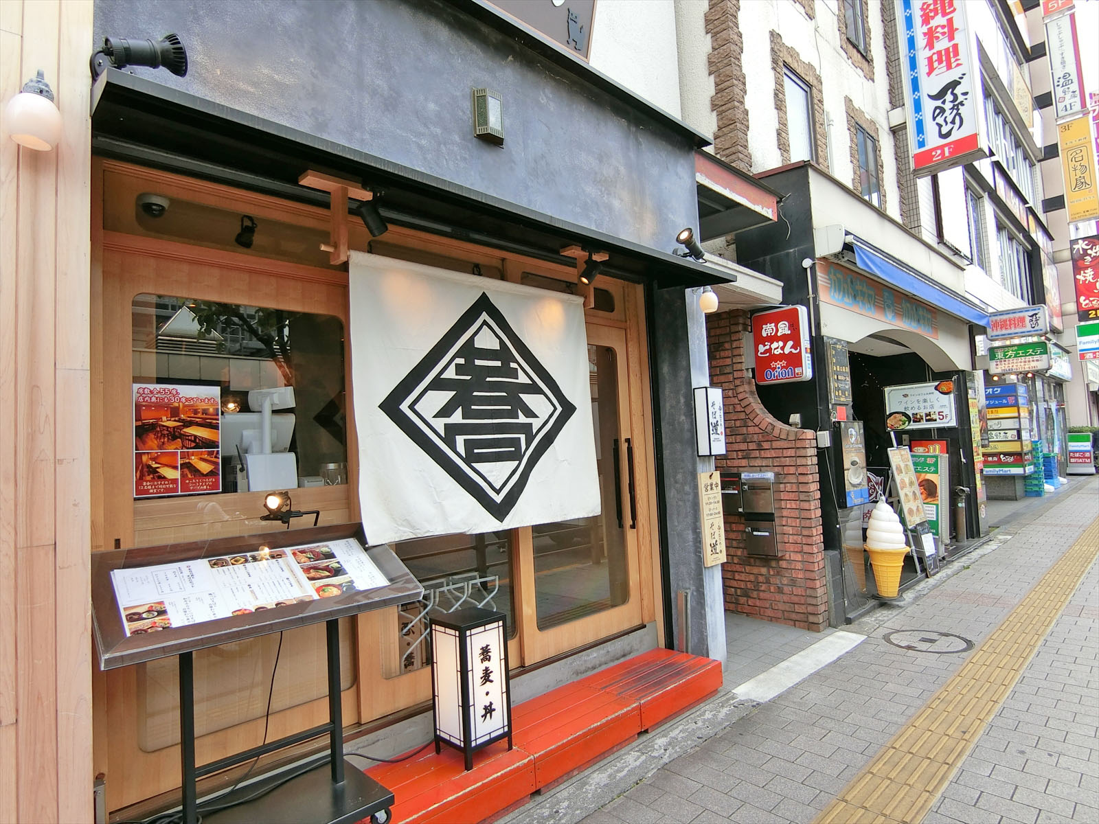 付近には飲食店が豊富