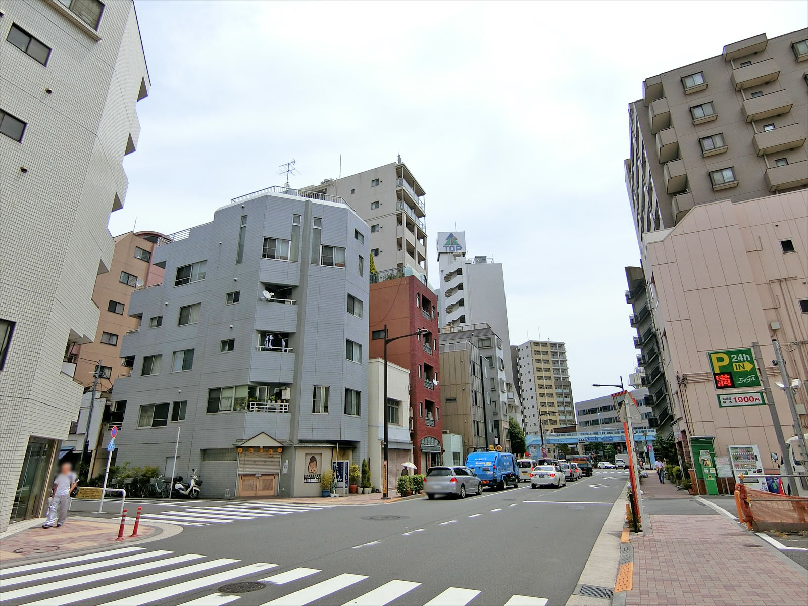 周辺は車通りの多いエリア