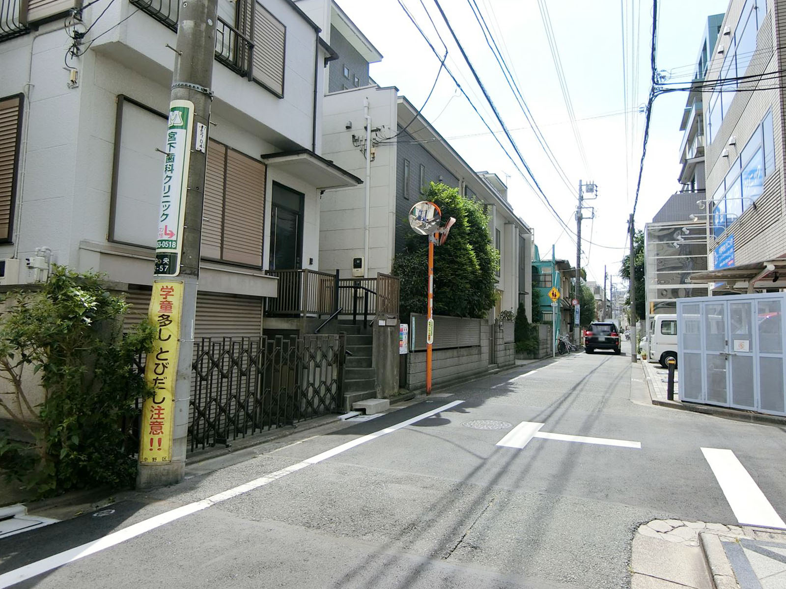 中野ラックスタービル前面の通り
